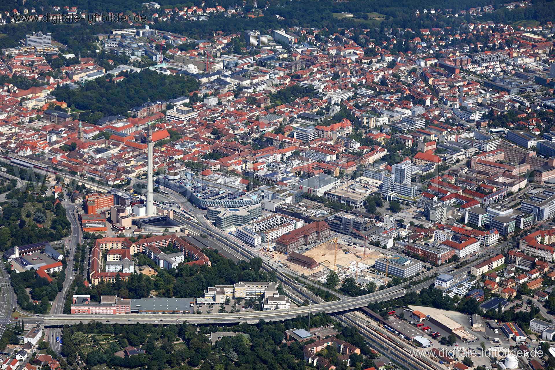 Titel: Erlangen, Bildnummer: c240060, Ort / Stadt: Erlangen, (Land)Kreis: kreisfreie Stadt Erlangen, Regierungsbezirk: Mittelfranken, Bundesland: Bayern, Aufnahmedatum: 15.08.2017, Schlagwörter: Luftbild, Luftbilder, Luftbildfotografie, Luftaufnahme, Luftbildaufnahme, Luftfoto, Vogelperspektive, Vogelansicht, Deutschland, Schräg- und Senkrecht-Luftaufnahmen, Orthofotografie, Stadtzentrum, Werner-von-Siemens-Straße, Nägelsbacherstraße, Einkaufszentrum Arcaden, Äußere-Brucker-Straße, Erlangen, Mon