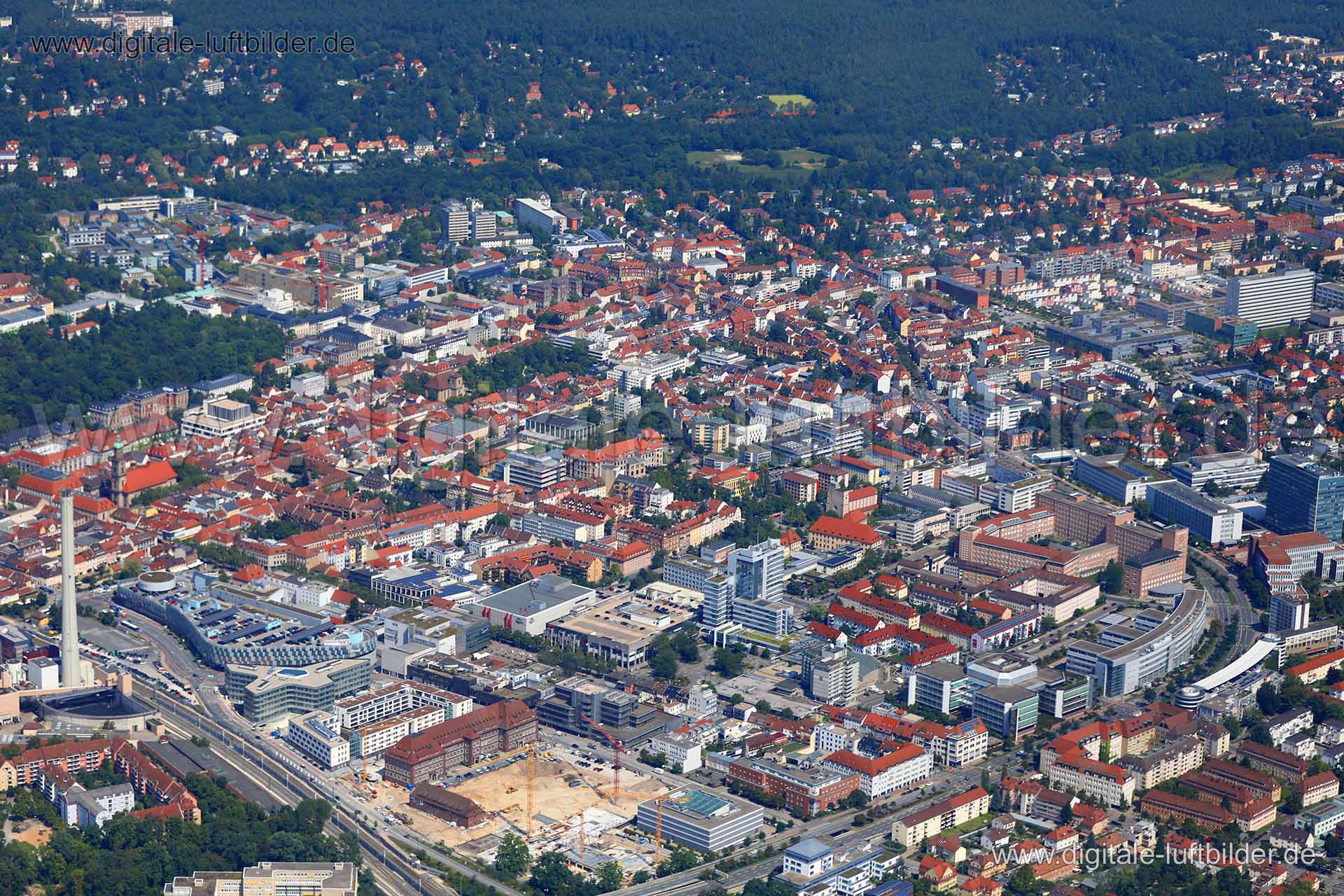 Titel: Erlangen, Bildnummer: c240070, Ort / Stadt: Erlangen, (Land)Kreis: kreisfreie Stadt Erlangen, Regierungsbezirk: Mittelfranken, Bundesland: Bayern, Aufnahmedatum: 15.08.2017, Schlagwörter: Luftbild, Luftbilder, Luftbildfotografie, Luftaufnahme, Luftbildaufnahme, Luftfoto, Vogelperspektive, Vogelansicht, Deutschland, Schräg- und Senkrecht-Luftaufnahmen, Orthofotografie, Zentrum, Werner-von-Siemens-Straße, Henkestraße, Universitätsstraße, Stadtkern, Innenstadt, Erlangen, Monat: August, Jahre