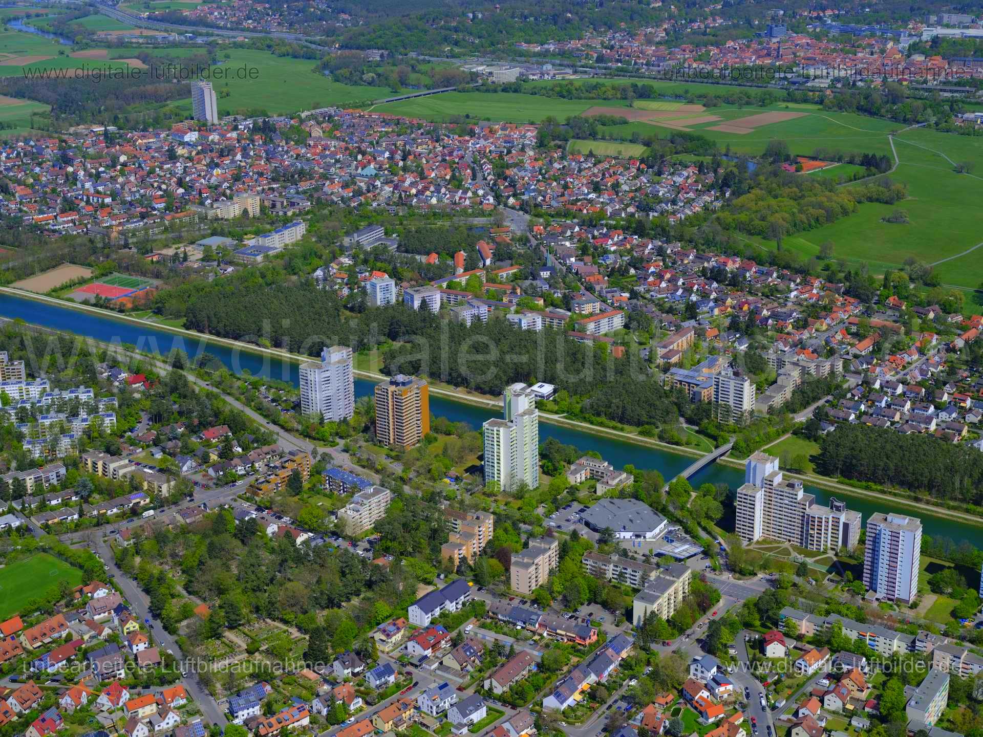 Titel: Erlangen, Bildnummer: f427390, Ort / Stadt: Erlangen, (Land)Kreis: kreisfreie Stadt Erlangen, Regierungsbezirk: Mittelfranken, Bundesland: Bayern, Aufnahmedatum: 09.05.2021, Schlagwörter: Luftbild, Luftbilder, Luftbildfotografie, Luftaufnahme, Luftbildaufnahme, Luftfoto, Vogelperspektive, Vogelansicht, Deutschland, Schräg- und Senkrecht-Luftaufnahmen, Orthofotografie, 91056, Erlangen, Steigerwaldallee, Am Europakanal, Jakob-Nein-Straße, Dorfstraße, Damaschkestraße, Schallershofer Straße,