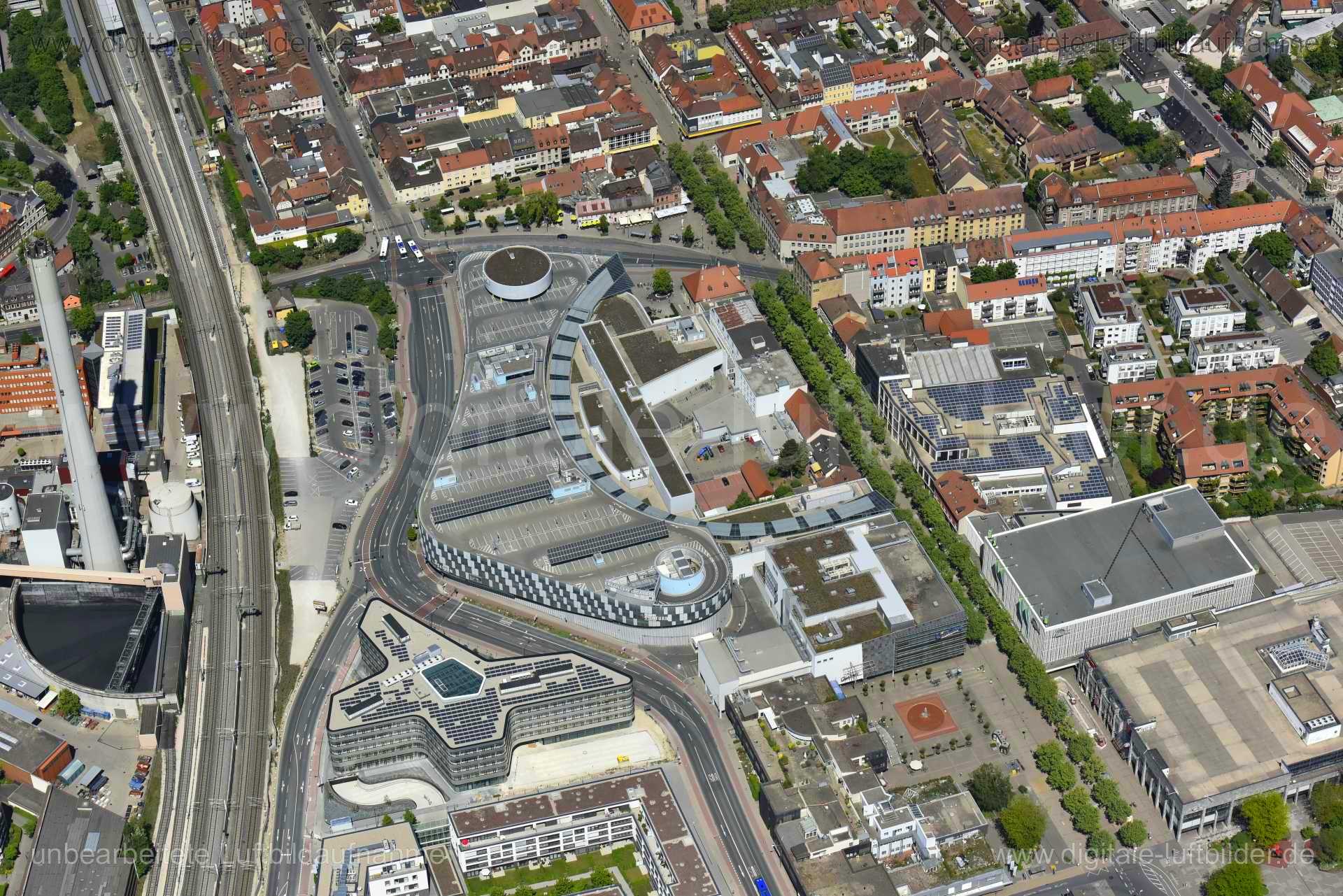 Titel: Erlangen, Bildnummer: n260260, Ort / Stadt: Erlangen, (Land)Kreis: kreisfreie Stadt Erlangen, Regierungsbezirk: Mittelfranken, Bundesland: Bayern, Aufnahmedatum: 06.05.2018, Schlagwörter: Luftbild, Luftbilder, Luftbildfotografie, Luftaufnahme, Luftbildaufnahme, Luftfoto, Vogelperspektive, Vogelansicht, Deutschland, Schräg- und Senkrecht-Luftaufnahmen, Orthofotografie, Arcaden, Einkaufszentrum, Architektur, Erlangen, Monat: Mai, Jahreszeit: Sommer, Tageszeit: Mittag / Nachmittag, Jahr: 201