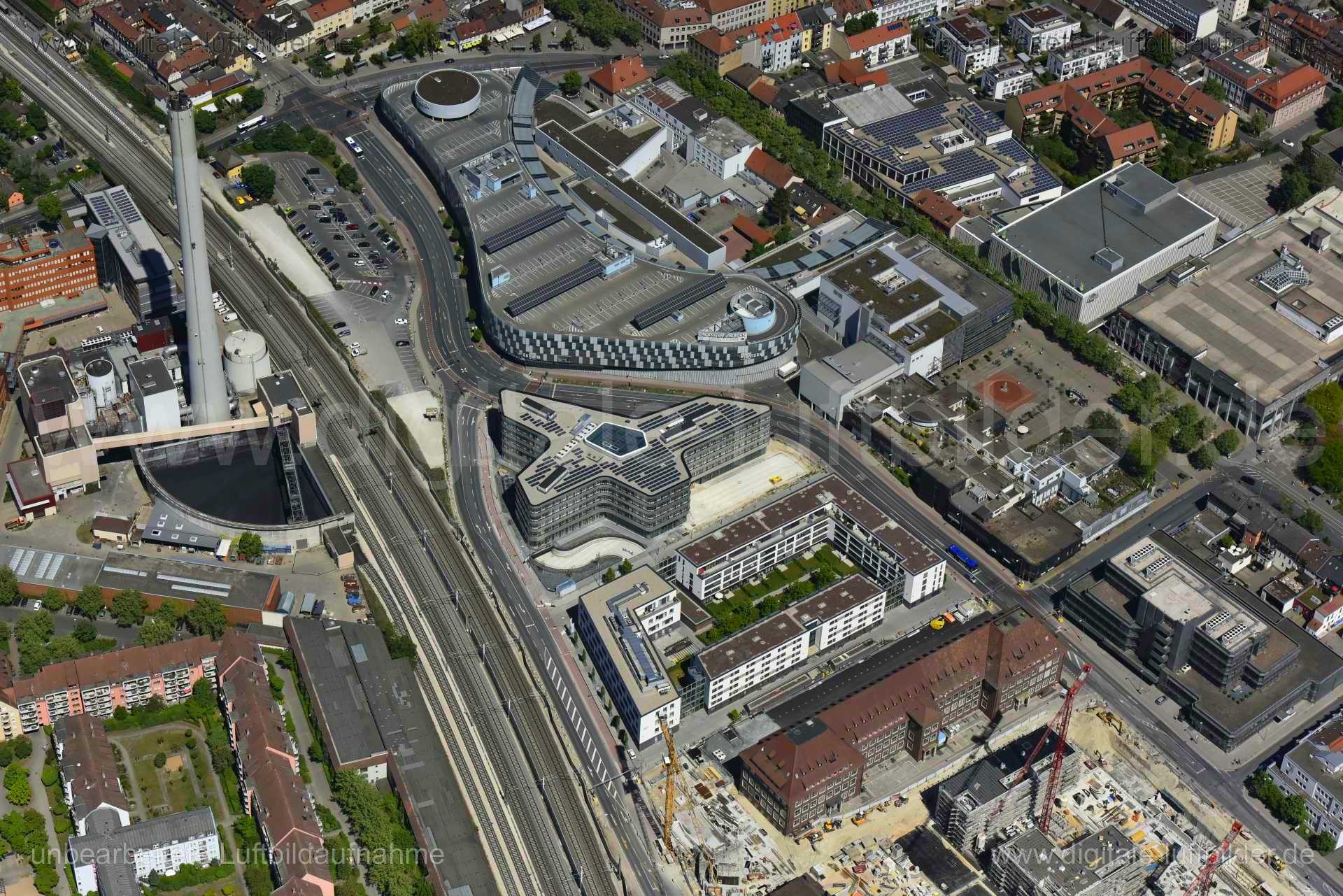 Titel: Erlangen, Bildnummer: n260270, Ort / Stadt: Erlangen, (Land)Kreis: kreisfreie Stadt Erlangen, Regierungsbezirk: Mittelfranken, Bundesland: Bayern, Aufnahmedatum: 06.05.2018, Schlagwörter: Luftbild, Luftbilder, Luftbildfotografie, Luftaufnahme, Luftbildaufnahme, Luftfoto, Vogelperspektive, Vogelansicht, Deutschland, Schräg- und Senkrecht-Luftaufnahmen, Orthofotografie, Landratsamt Erlangen, Arcaden, Einkaufszentrum, Architektur, Erlangen, Monat: Mai, Jahreszeit: Sommer, Tageszeit: Mittag /