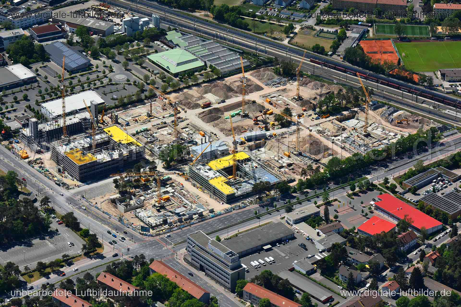 Titel: Erlangen, Bildnummer: n260440, Ort / Stadt: Erlangen, (Land)Kreis: kreisfreie Stadt Erlangen, Regierungsbezirk: Mittelfranken, Bundesland: Bayern, Aufnahmedatum: 06.05.2018, Schlagwörter: Luftbild, Luftbilder, Luftbildfotografie, Luftaufnahme, Luftbildaufnahme, Luftfoto, Vogelperspektive, Vogelansicht, Deutschland, Schräg- und Senkrecht-Luftaufnahmen, Orthofotografie, Baustelle, Siemens, Gewerbeflächen & Gewerbeimmobilien, Erlangen, Monat: Mai, Jahreszeit: Sommer, Tageszeit: Mittag / Nach