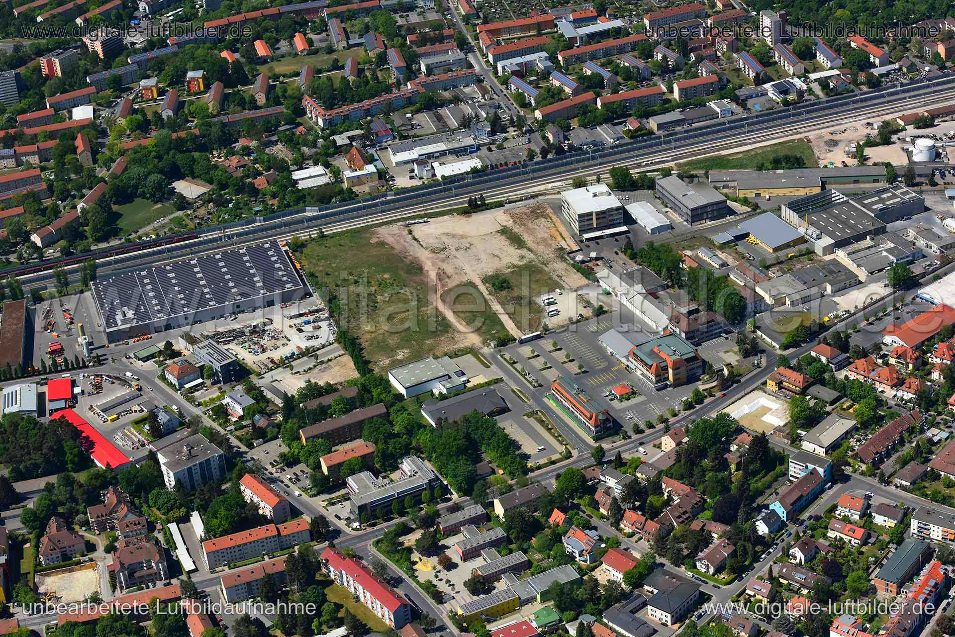 Titel: Erlangen, Bildnummer: n260450, Ort / Stadt: Erlangen, (Land)Kreis: kreisfreie Stadt Erlangen, Regierungsbezirk: Mittelfranken, Bundesland: Bayern, Aufnahmedatum: 06.05.2018, Schlagwörter: Luftbild, Luftbilder, Luftbildfotografie, Luftaufnahme, Luftbildaufnahme, Luftfoto, Vogelperspektive, Vogelansicht, Deutschland, Schräg- und Senkrecht-Luftaufnahmen, Orthofotografie, Brache, Brachfläche, Bauland, Gewerbeflächen & Gewerbeimmobilien, Erlangen, Monat: Mai, Jahreszeit: Sommer, Tageszeit: Mit