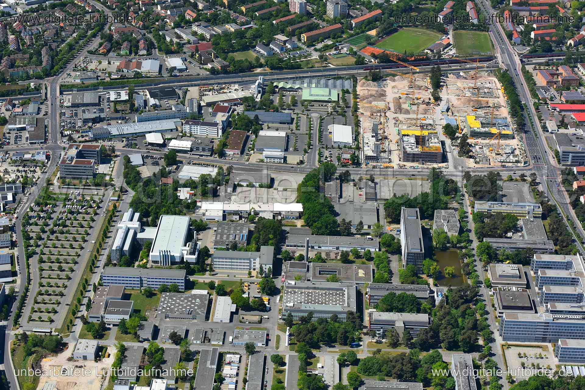 Titel: Erlangen, Bildnummer: n260480, Ort / Stadt: Erlangen, (Land)Kreis: kreisfreie Stadt Erlangen, Regierungsbezirk: Mittelfranken, Bundesland: Bayern, Aufnahmedatum: 06.05.2018, Schlagwörter: Luftbild, Luftbilder, Luftbildfotografie, Luftaufnahme, Luftbildaufnahme, Luftfoto, Vogelperspektive, Vogelansicht, Deutschland, Schräg- und Senkrecht-Luftaufnahmen, Orthofotografie, Baustelle, Gewerbeflächen & Gewerbeimmobilien, Erlangen, Monat: Mai, Jahreszeit: Sommer, Tageszeit: Mittag / Nachmittag, J