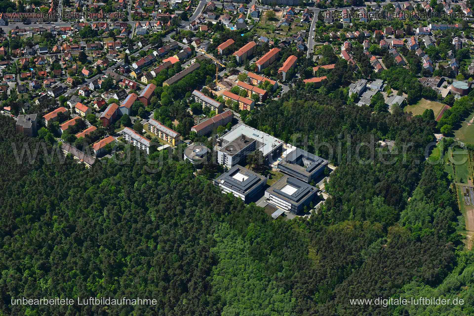 Titel: Erlangen, Bildnummer: n260490, Ort / Stadt: Erlangen, (Land)Kreis: kreisfreie Stadt Erlangen, Regierungsbezirk: Mittelfranken, Bundesland: Bayern, Aufnahmedatum: 06.05.2018, Schlagwörter: Luftbild, Luftbilder, Luftbildfotografie, Luftaufnahme, Luftbildaufnahme, Luftfoto, Vogelperspektive, Vogelansicht, Deutschland, Schräg- und Senkrecht-Luftaufnahmen, Orthofotografie, Wald, Forst, Bayerisches Landesamt für Gesundheit und Lebensmittelsicherheit, Gewerbeflächen & Gewerbeimmobilien, Erlangen