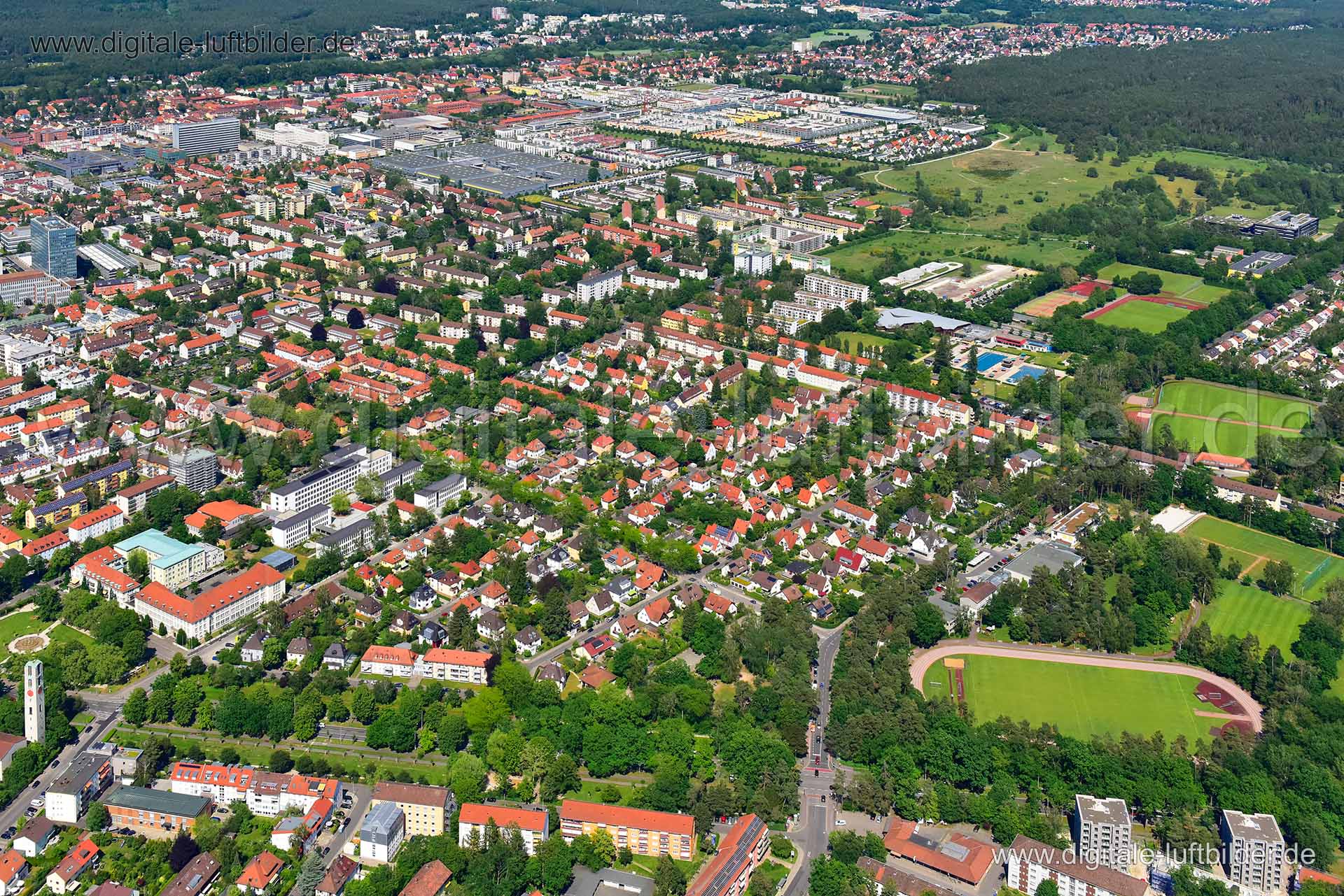 Titel: Erlangen, Bildnummer: n304100, Ort / Stadt: Erlangen, (Land)Kreis: kreisfreie Stadt Erlangen, Regierungsbezirk: Mittelfranken, Bundesland: Bayern, Aufnahmedatum: 03.06.2019, Schlagwörter: Luftbild, Luftbilder, Luftbildfotografie, Luftaufnahme, Luftbildaufnahme, Luftfoto, Vogelperspektive, Vogelansicht, Deutschland, Schräg- und Senkrecht-Luftaufnahmen, Orthofotografie, Panorama, Horizont, Erlangen, Monat: Juni, Jahreszeit: Sommer, Tageszeit: Mittag / Nachmittag, Jahr: 2019, Flug ID: 201906