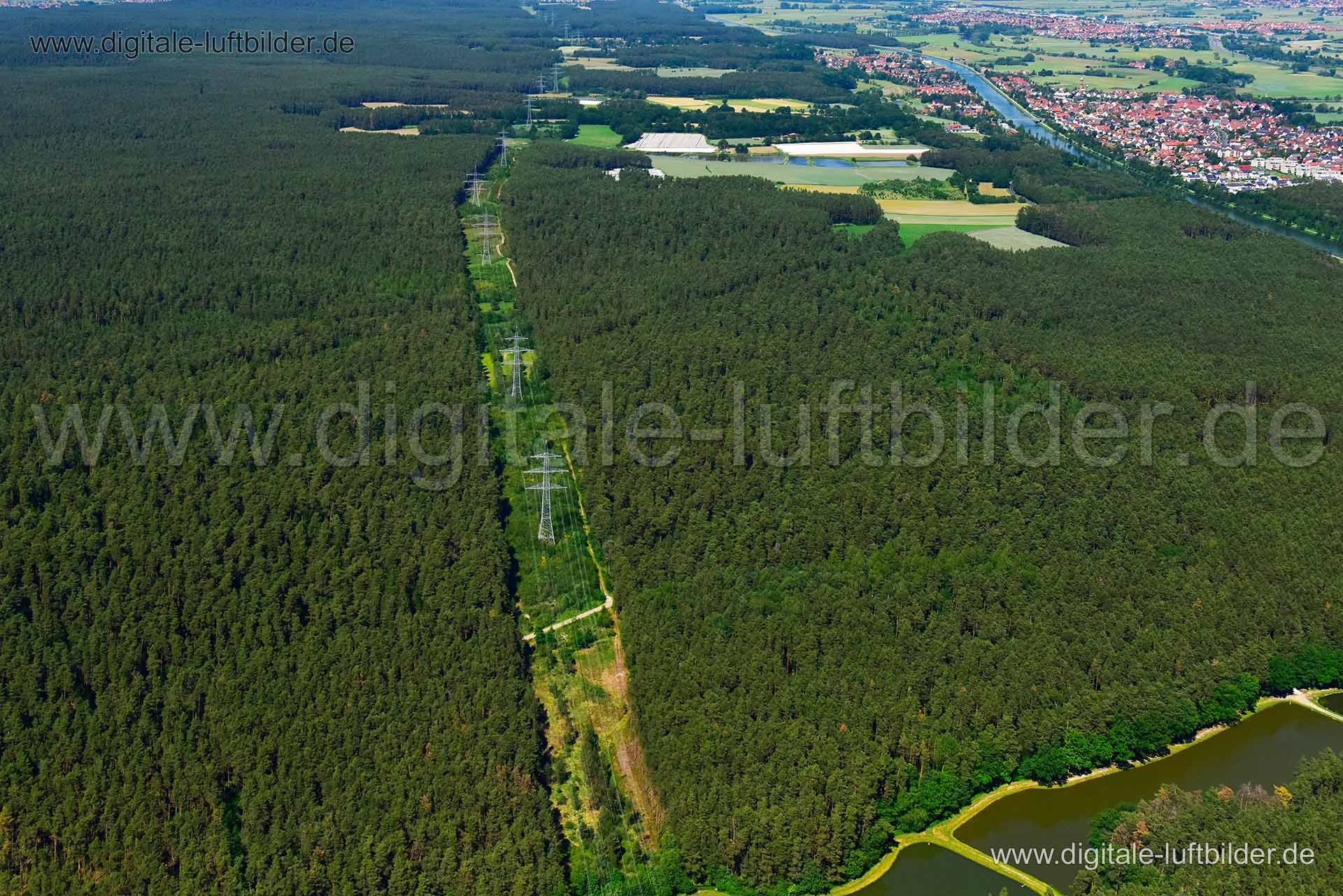 Titel: Erlangen, Bildnummer: n304540, Ort / Stadt: Erlangen, (Land)Kreis: kreisfreie Stadt Erlangen, Regierungsbezirk: Mittelfranken, Bundesland: Bayern, Aufnahmedatum: 03.06.2019, Schlagwörter: Luftbild, Luftbilder, Luftbildfotografie, Luftaufnahme, Luftbildaufnahme, Luftfoto, Vogelperspektive, Vogelansicht, Deutschland, Schräg- und Senkrecht-Luftaufnahmen, Orthofotografie, Stromtrasse bei Erlangen, Wald, Forst, Schneise, Panorama, Erlangen, Monat: Juni, Jahreszeit: Sommer, Tageszeit: Mittag /