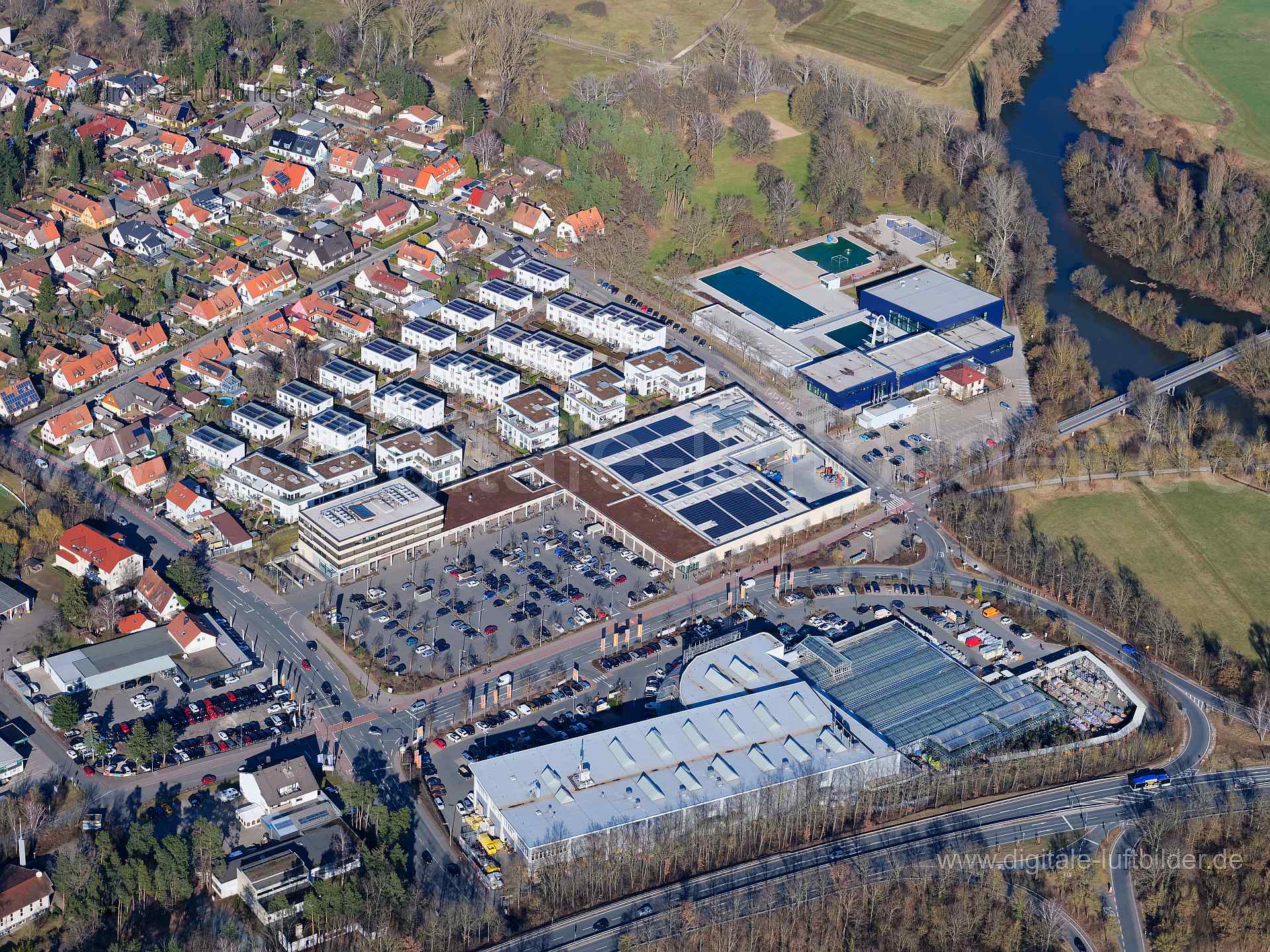 Titel: Erlangen-Stadtrandsiedlung, Bildnummer: f404490, Ort / Stadt: Erlangen, (Land)Kreis: kreisfreie Stadt Erlangen, Regierungsbezirk: Mittelfranken, Bundesland: Bayern, Aufnahmedatum: 06.03.2021, Schlagwörter: Luftbild, Luftbilder, Luftbildfotografie, Luftaufnahme, Luftbildaufnahme, Luftfoto, Vogelperspektive, Vogelansicht, Deutschland, Schräg- und Senkrecht-Luftaufnahmen, Orthofotografie, 91056, Erlangen, Neumühle, Schallershofer Straße, Damaschkestraße, Helmut-Lederer-Straße, Stadtrandsiedl