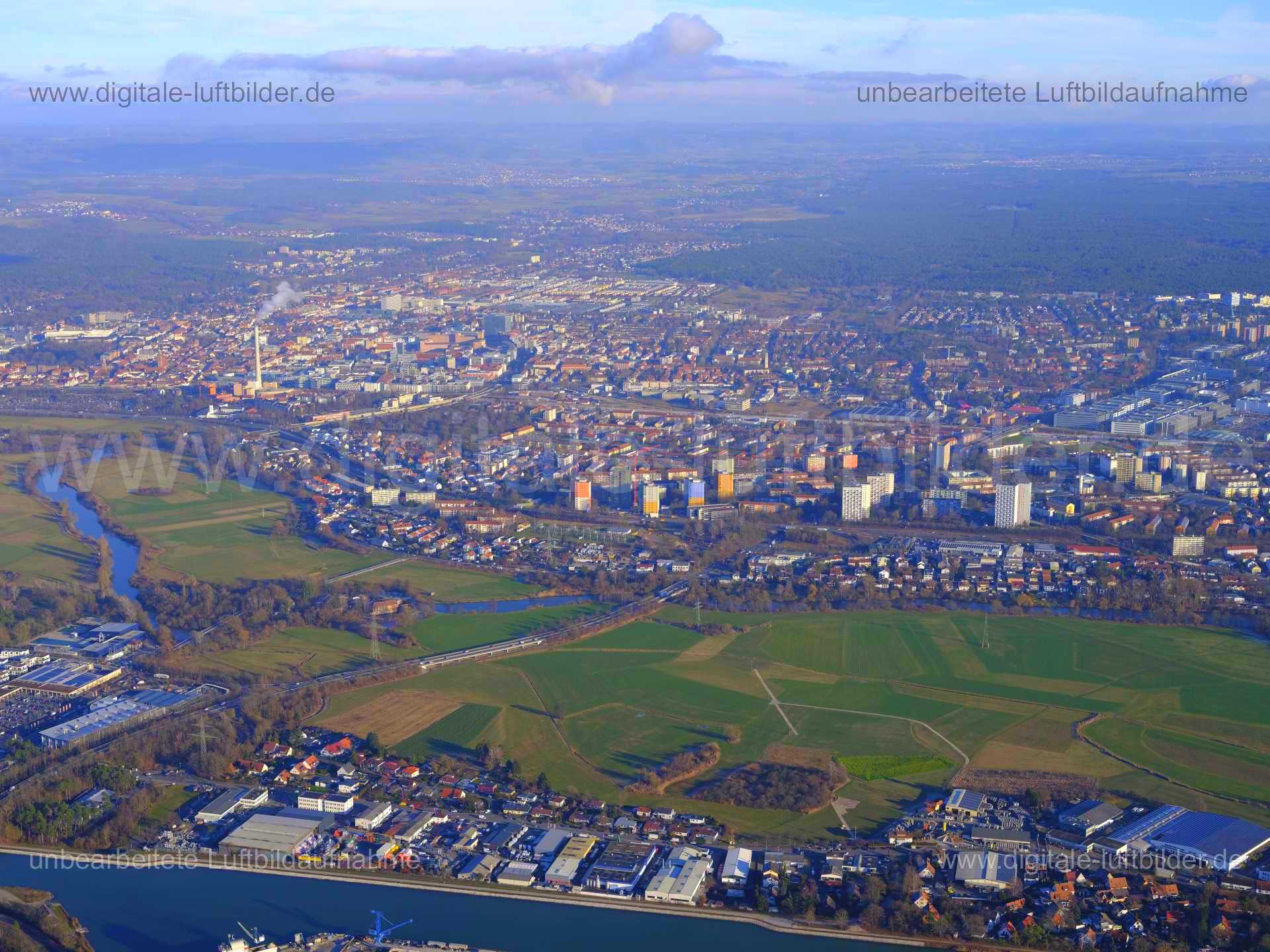 Titel: Erlangen Panorama, Bildnummer: f464170, Ort / Stadt: Erlangen, (Land)Kreis: kreisfreie Stadt Erlangen, Regierungsbezirk: Mittelfranken, Bundesland: Bayern, Aufnahmedatum: 21.12.2021, Schlagwörter: Luftbild, Luftbilder, Luftbildfotografie, Luftaufnahme, Luftbildaufnahme, Luftfoto, Luftbildarchiv, Luftbildsuche, Vogelperspektive, Vogelansicht, Deutschland, Erlangen, 91058, 91052, 91056, Bayernstraße, Schallershofer Straße, Dresdener Straße, Leipziger Straße, Schwabenstraße, Friesenweg, Bruc