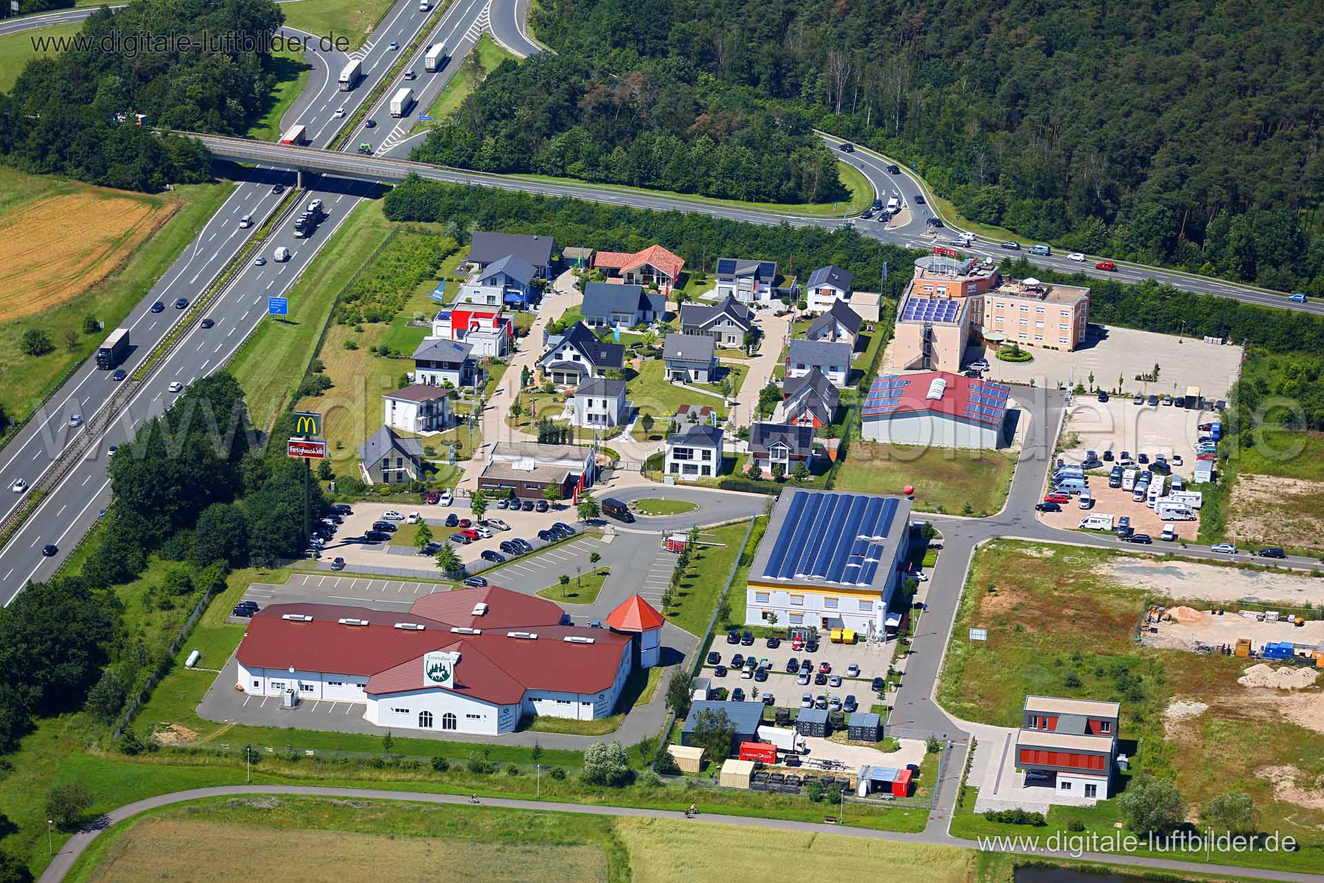 Titel: FertighausWelt Nürnberg, Bildnummer: c222120, Ort / Stadt: Erlangen, (Land)Kreis: kreisfreie Stadt Erlangen, Regierungsbezirk: Mittelfranken, Bundesland: Bayern, Aufnahmedatum: 23.06.2016, Schlagwörter: Luftbild, Luftbilder, Luftbildfotografie, Luftaufnahme, Luftbildaufnahme, Luftfoto, Vogelperspektive, Vogelansicht, Deutschland, Schräg- und Senkrecht-Luftaufnahmen, Orthofotografie, Heßdorf, Musterhaus, Musterhausdorf, Neubau, Im Gewerbepark, FertighausWelt Nürnberg, Gewerbeflächen & Gewe