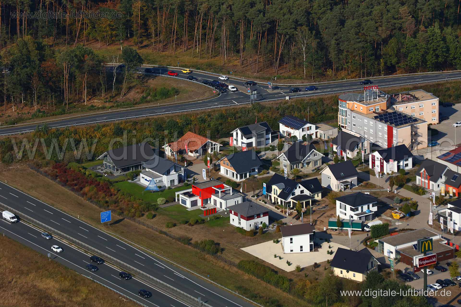 Titel: FertighausWelt Nürnberg, Bildnummer: c285300, Ort / Stadt: Erlangen, (Land)Kreis: kreisfreie Stadt Erlangen, Regierungsbezirk: Mittelfranken, Bundesland: Bayern, Aufnahmedatum: 19.09.2018, Schlagwörter: Luftbild, Luftbilder, Luftbildfotografie, Luftaufnahme, Luftbildaufnahme, Luftfoto, Vogelperspektive, Vogelansicht, Deutschland, Schräg- und Senkrecht-Luftaufnahmen, Orthofotografie, FertigHauswelt Nürnberg, Musterhaus, Musterhauspark, Architektur, Neubau, Heßdorf, Im Gewerbepark, Gewerbef