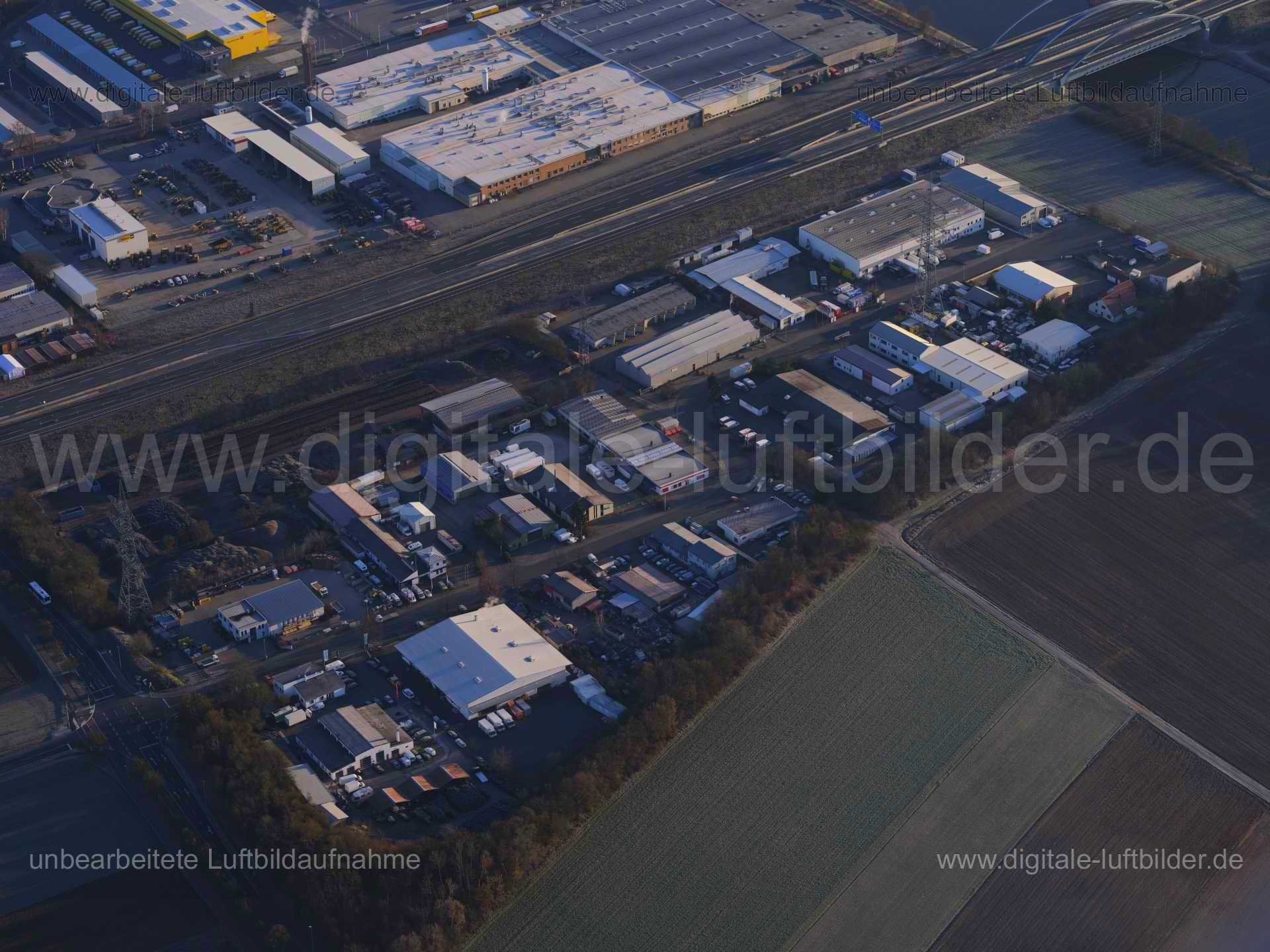 Titel: Frauenaurach, Bildnummer: f410400, Ort / Stadt: Erlangen, (Land)Kreis: kreisfreie Stadt Erlangen, Regierungsbezirk: Mittelfranken, Bundesland: Bayern, Aufnahmedatum: 07.03.2021, Schlagwörter: Luftbild, Luftbilder, Luftbildfotografie, Luftaufnahme, Luftbildaufnahme, Luftfoto, Vogelperspektive, Vogelansicht, Deutschland, Schräg- und Senkrecht-Luftaufnahmen, Orthofotografie, Früh, Sonnenaufgang, Morgenröte, Frauenaurach, Neuenweiherstraße, Gewerbegebiet, Gewerbeimmobilien, Monat: März, Jahre