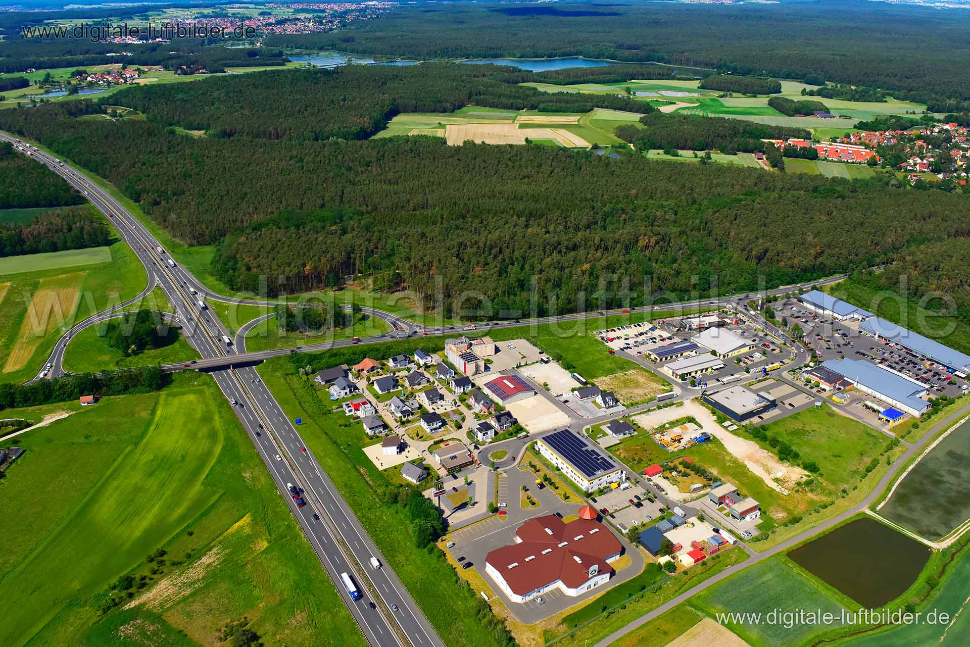 Titel: Gewerbepark Heßdorf, Bildnummer: n304630, Ort / Stadt: Erlangen, (Land)Kreis: kreisfreie Stadt Erlangen, Regierungsbezirk: Mittelfranken, Bundesland: Bayern, Aufnahmedatum: 03.06.2019, Schlagwörter: Luftbild, Luftbilder, Luftbildfotografie, Luftaufnahme, Luftbildaufnahme, Luftfoto, Vogelperspektive, Vogelansicht, Deutschland, Schräg- und Senkrecht-Luftaufnahmen, Orthofotografie, 91093, Heßdorf, Im Gewerbepark, Gewerbepark Heßdorf, FertighausWelt Nürnberg, Pferdesporthaus Loesdau, Gewerbef