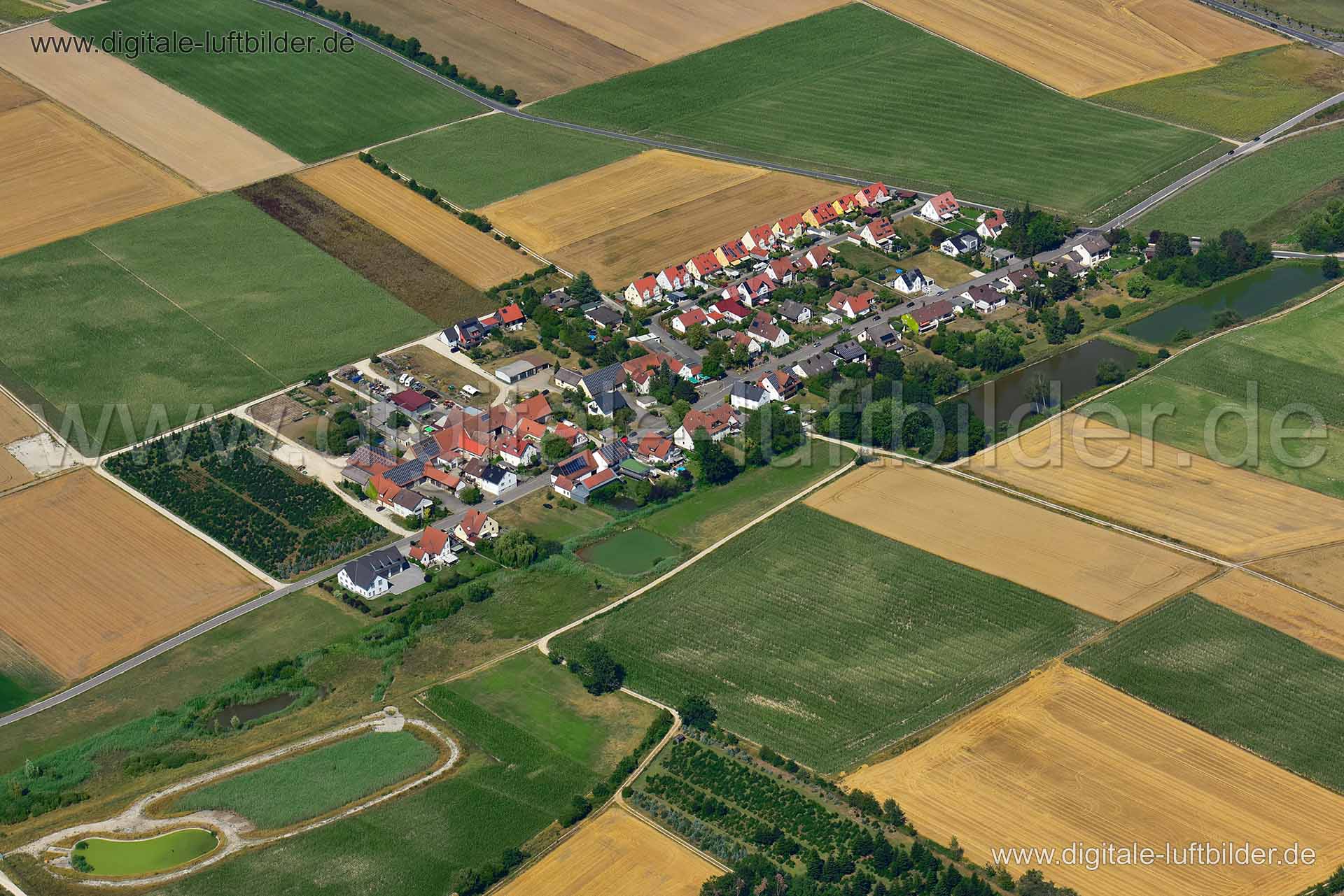 Titel: Häusling, Bildnummer: n328210, Ort / Stadt: Erlangen, (Land)Kreis: kreisfreie Stadt Erlangen, Regierungsbezirk: Mittelfranken, Bundesland: Bayern, Aufnahmedatum: 24.07.2019, Schlagwörter: Luftbild, Luftbilder, Luftbildfotografie, Luftaufnahme, Luftbildaufnahme, Luftfoto, Vogelperspektive, Vogelansicht, Deutschland, Schräg- und Senkrecht-Luftaufnahmen, Orthofotografie, Häusling, Dorf, Monat: Juli, Jahreszeit: Sommer, Tageszeit: Mittag / Nachmittag, Jahr: 2019, Flug ID: 20190724, Bildstatus