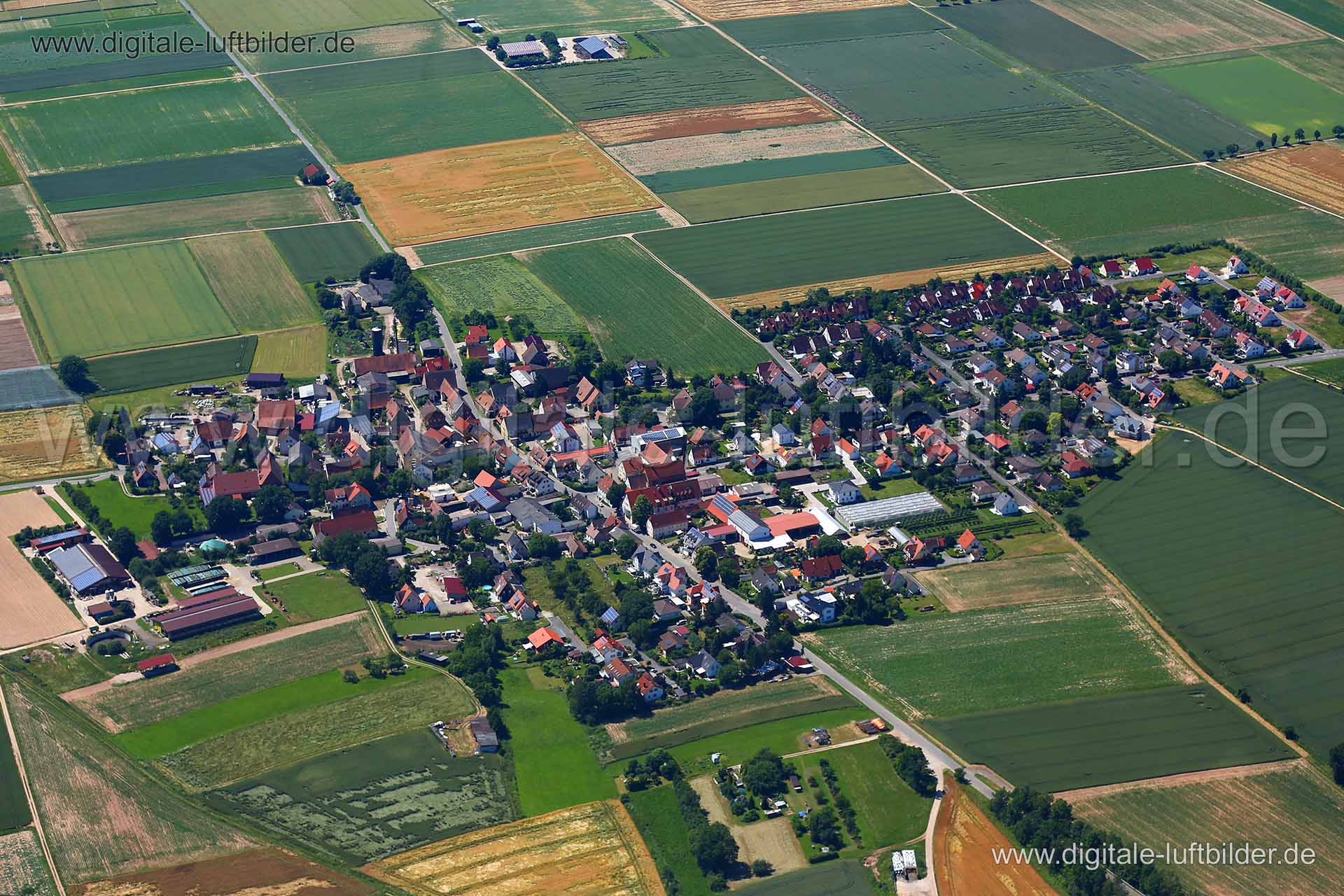 Titel: Hüttendorf, Bildnummer: c222300, Ort / Stadt: Erlangen, (Land)Kreis: kreisfreie Stadt Erlangen, Regierungsbezirk: Mittelfranken, Bundesland: Bayern, Aufnahmedatum: 23.06.2016, Schlagwörter: Luftbild, Luftbilder, Luftbildfotografie, Luftaufnahme, Luftbildaufnahme, Luftfoto, Vogelperspektive, Vogelansicht, Deutschland, Schräg- und Senkrecht-Luftaufnahmen, Orthofotografie, Hüttendorf, Dorf, Landwirtschaft, Acker, Äcker, Monat: Juni, Jahreszeit: Sommer, Tageszeit: Mittag / Nachmittag, Jahr: 2