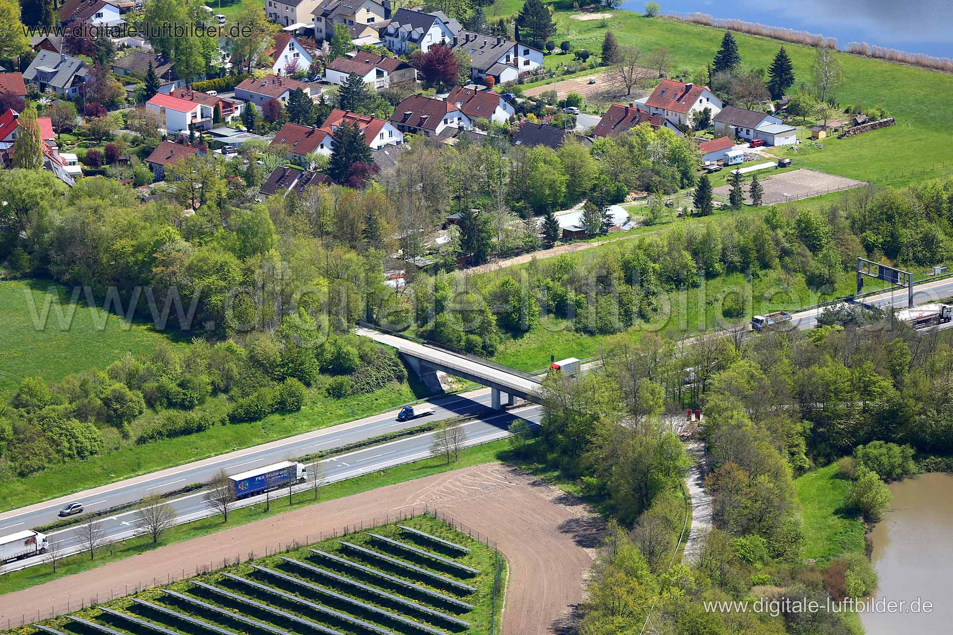 Titel: Kosbach, Bildnummer: c210110, Ort / Stadt: Erlangen, (Land)Kreis: kreisfreie Stadt Erlangen, Regierungsbezirk: Mittelfranken, Bundesland: Bayern, Aufnahmedatum: 04.05.2016, Schlagwörter: Luftbild, Luftbilder, Luftbildfotografie, Luftaufnahme, Luftbildaufnahme, Luftfoto, Vogelperspektive, Vogelansicht, Deutschland, Schräg- und Senkrecht-Luftaufnahmen, Orthofotografie, Kosbach, Brücke, Autobahn A3, Monat: Mai, Jahreszeit: Sommer, Tageszeit: Mittag / Nachmittag, Jahr: 2016, Flug ID: 20160504