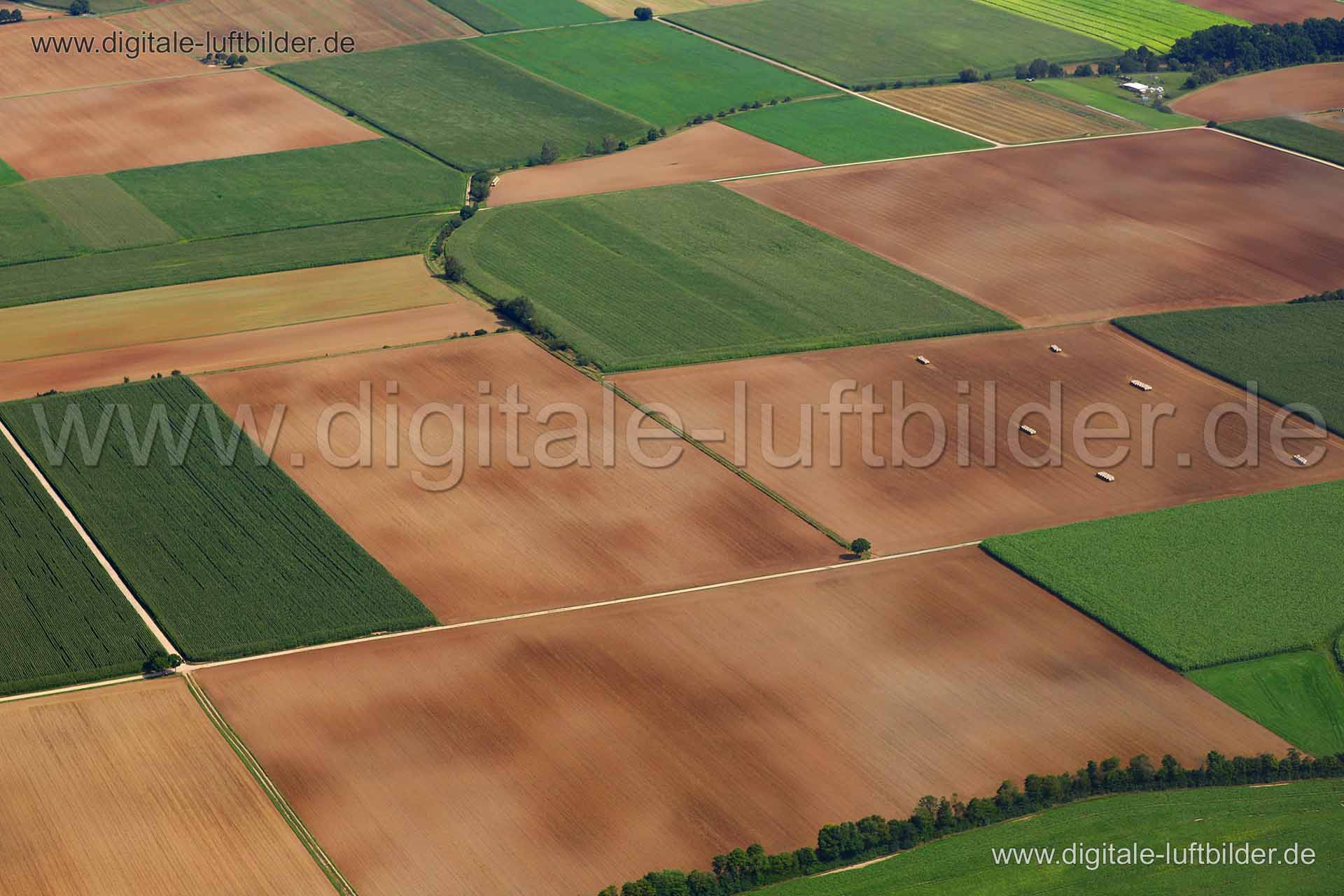 Titel: Landwirtschaft, Bildnummer: c246700, Ort / Stadt: Erlangen, (Land)Kreis: kreisfreie Stadt Erlangen, Regierungsbezirk: Mittelfranken, Bundesland: Bayern, Aufnahmedatum: 15.08.2017, Schlagwörter: Luftbild, Luftbilder, Luftbildfotografie, Luftaufnahme, Luftbildaufnahme, Luftfoto, Vogelperspektive, Vogelansicht, Deutschland, Schräg- und Senkrecht-Luftaufnahmen, Orthofotografie, Landwirtschaft, Acker, Äcker, Felder, Bewirtschaftung, Flurbereinigung, Anbau, Ernte, Bauer, Bauern, Monat: August,