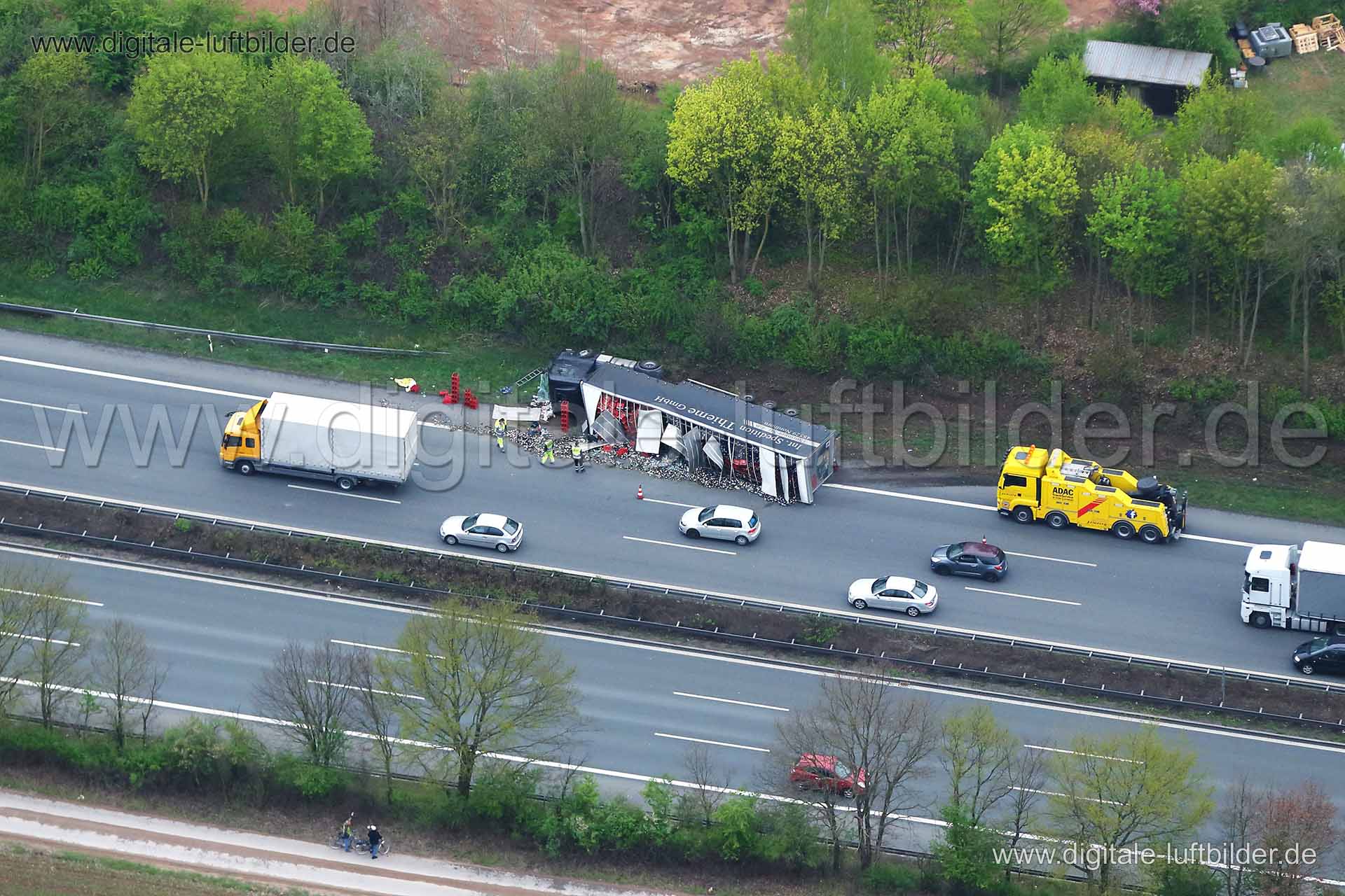 Titel: LKW Unfall - Bierkästen, Bildnummer: cb90100, Ort / Stadt: Erlangen, (Land)Kreis: kreisfreie Stadt Erlangen, Regierungsbezirk: Mittelfranken, Bundesland: Bayern, Aufnahmedatum: 10.04.2014, Schlagwörter: Luftbild, Luftbilder, Luftbildfotografie, Luftaufnahme, Luftbildaufnahme, Luftfoto, Vogelperspektive, Vogelansicht, Deutschland, Schräg- und Senkrecht-Luftaufnahmen, Orthofotografie, LKW Unfall, Bierkästen, Bier, Autobahn, Bergung, Bergungsaktion, Bierflaschen, Bierkasten, Lastkraftwagen,