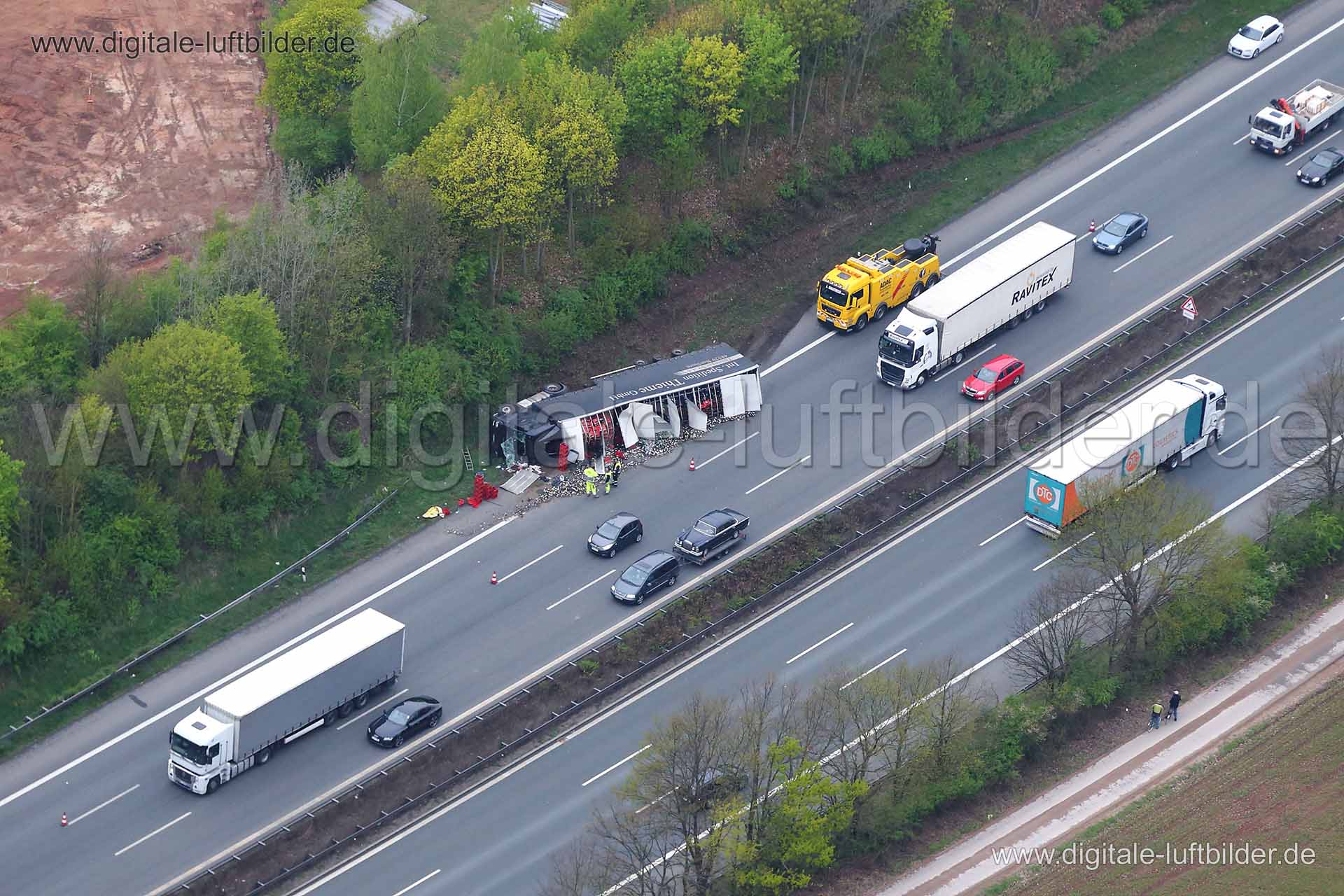 Titel: LKW Unfall - Bierkästen, Bildnummer: cb90140, Ort / Stadt: Erlangen, (Land)Kreis: kreisfreie Stadt Erlangen, Regierungsbezirk: Mittelfranken, Bundesland: Bayern, Aufnahmedatum: 10.04.2014, Schlagwörter: Luftbild, Luftbilder, Luftbildfotografie, Luftaufnahme, Luftbildaufnahme, Luftfoto, Vogelperspektive, Vogelansicht, Deutschland, Schräg- und Senkrecht-Luftaufnahmen, Orthofotografie, LKW Unfall, Bierkästen, Bier, Autobahn, Bergung, Bergungsaktion, Bierflaschen, Bierkasten, Lastkraftwagen,