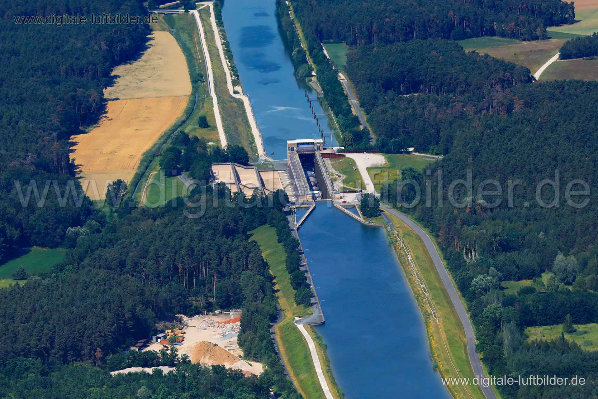 Titel: Schleuse, Bildnummer: c314910, Ort / Stadt: Erlangen, (Land)Kreis: kreisfreie Stadt Erlangen, Regierungsbezirk: Mittelfranken, Bundesland: Bayern, Aufnahmedatum: 26.06.2019, Schlagwörter: Luftbild, Luftbilder, Luftbildfotografie, Luftaufnahme, Luftbildaufnahme, Luftfoto, Vogelperspektive, Vogelansicht, Deutschland, Schräg- und Senkrecht-Luftaufnahmen, Orthofotografie, Schleuse, Main-Donau-Kanal, Schneise, Gewässer, Monat: Juni, Jahreszeit: Sommer, Tageszeit: Mittag / Nachmittag, Jahr: 201