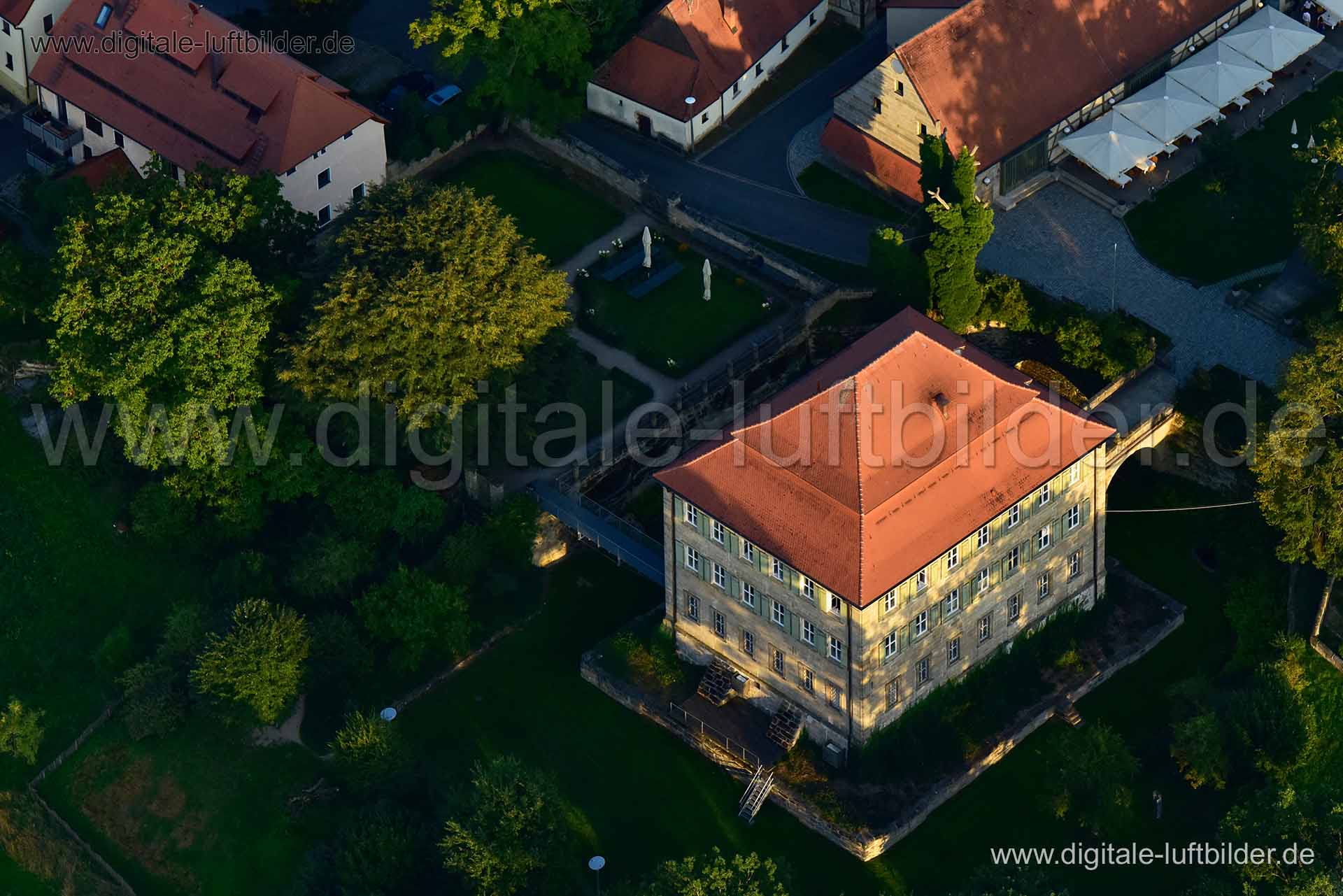 Titel: Schloss Atzelsberg, Bildnummer: n330210, Ort / Stadt: Erlangen, (Land)Kreis: kreisfreie Stadt Erlangen, Regierungsbezirk: Mittelfranken, Bundesland: Bayern, Aufnahmedatum: 23.08.2019, Schlagwörter: Luftbild, Luftbilder, Luftbildfotografie, Luftaufnahme, Luftbildaufnahme, Luftfoto, Vogelperspektive, Vogelansicht, Deutschland, Schräg- und Senkrecht-Luftaufnahmen, Orthofotografie, Marloffstein, Schloss Atzelsberg, Burgen & Schlösser, Hasenwiese, Monat: August, Jahreszeit: Sommer, Tageszeit: