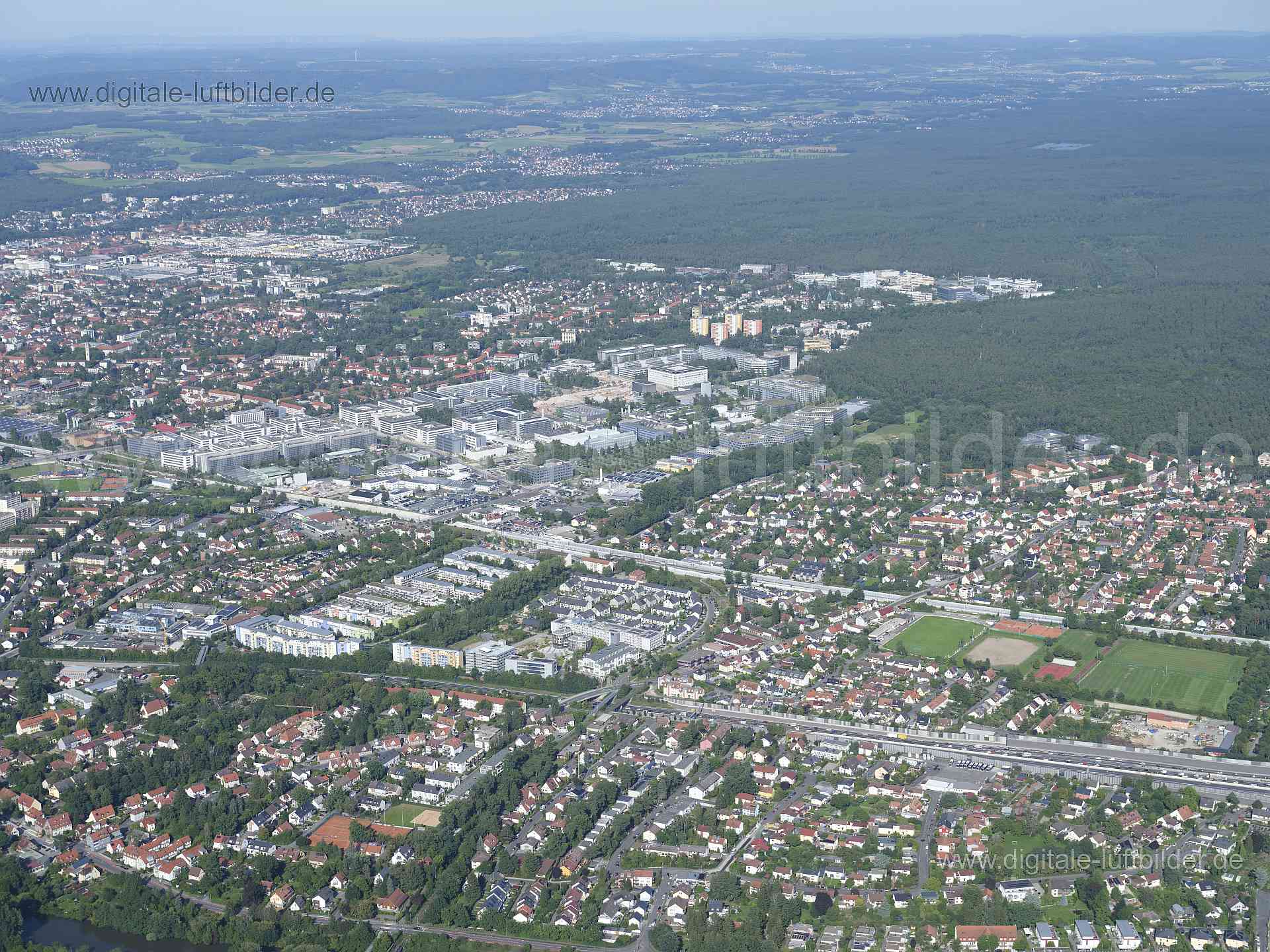 Titel: Siemens Campus, Bildnummer: f514290, Ort / Stadt: Erlangen, (Land)Kreis: kreisfreie Stadt Erlangen, Regierungsbezirk: Mittelfranken, Bundesland: Bayern, Aufnahmedatum: 11.08.2023, Schlagwörter: Deutschland, , Siemens Campus, Panorma, Himmel. Horizont, Brock, Monat: August, Jahreszeit: Sommer, Tageszeit: Vormittag / Mittag, Jahr: 2023, Flug ID: 20230811, Bildstatus: unbearbeitetes Rohbild, Bildabmessung: 11648 x 8736 Pixel, Fotograf & Copyright: Oliver Acker