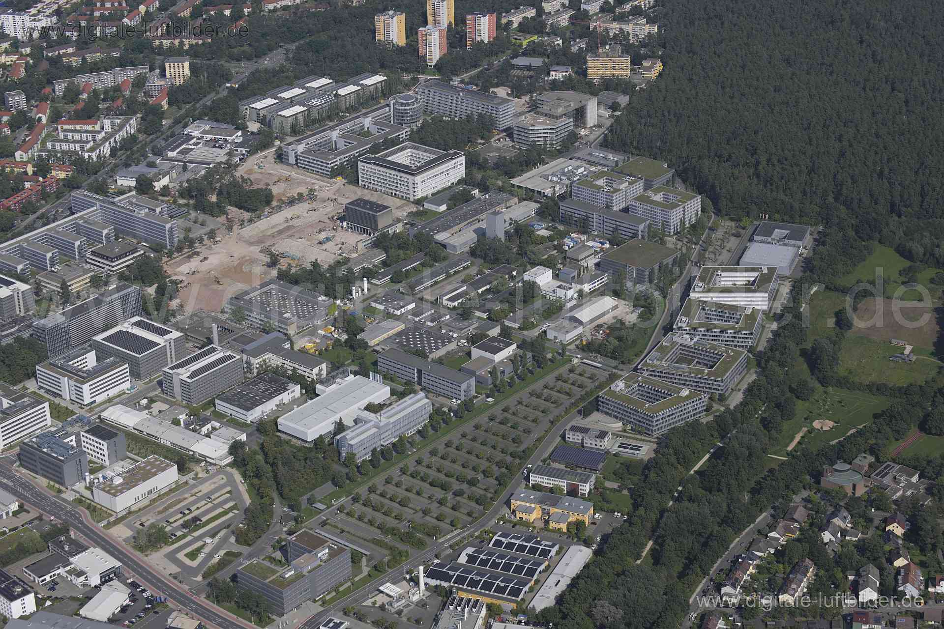 Titel: Siemens Campus, Bildnummer: n525740, Ort / Stadt: Erlangen, (Land)Kreis: kreisfreie Stadt Erlangen, Regierungsbezirk: Mittelfranken, Bundesland: Bayern, Aufnahmedatum: 20.08.2023, Schlagwörter: Deutschland, 91058, Curiestraße, Erlangen, Felix-Klein-Straße, Freyeslebenstraße, Günther-Scharowsky-Straße, Halskestraße, Henri-Dunant-Straße, Hertha-Sponer-Weg, Meitnerweg, Schuckertstraße, Siemenspromenade, Siemens Campus, Siemens, Gewerbeimmobilien, Gewerbepark, Gewerbegebiet, Monat: August, Ja