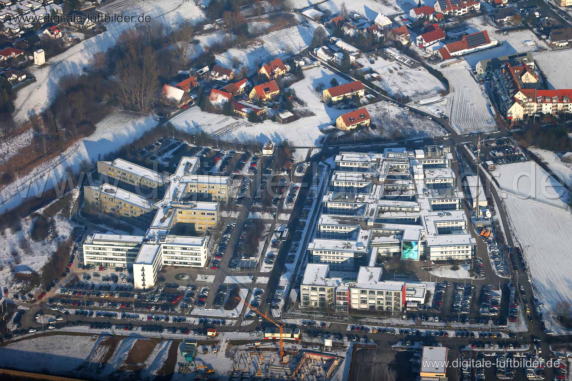 Titel: Tennenlohe, Bildnummer: c208600, Ort / Stadt: Erlangen, (Land)Kreis: kreisfreie Stadt Erlangen, Regierungsbezirk: Mittelfranken, Bundesland: Bayern, Aufnahmedatum: 22.01.2016, Schlagwörter: Luftbild, Luftbilder, Luftbildfotografie, Luftaufnahme, Luftbildaufnahme, Luftfoto, Vogelperspektive, Vogelansicht, Deutschland, Schräg- und Senkrecht-Luftaufnahmen, Orthofotografie, Tennenlohe, Am Wolfsmantel, Fraunhofer-Institut, Brückleinsgasse, Gewerbeflächen & Gewerbeimmobilien, Monat: Januar, Jah