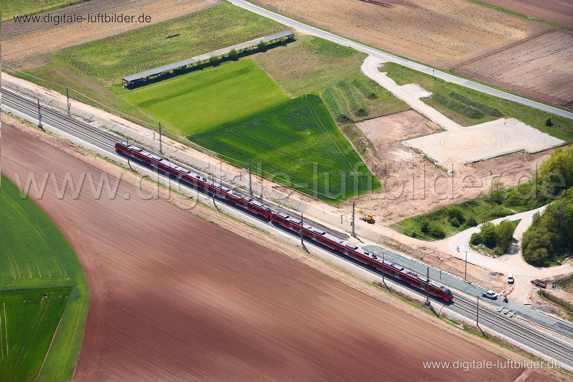 Titel: Zug, Bildnummer: c210330, Ort / Stadt: Erlangen, (Land)Kreis: kreisfreie Stadt Erlangen, Regierungsbezirk: Mittelfranken, Bundesland: Bayern, Aufnahmedatum: 04.05.2016, Schlagwörter: Luftbild, Luftbilder, Luftbildfotografie, Luftaufnahme, Luftbildaufnahme, Luftfoto, Vogelperspektive, Vogelansicht, Deutschland, Schräg- und Senkrecht-Luftaufnahmen, Orthofotografie, Eltersdorf, Zug, Wagon, Deutsche Bahn, Zugverkehr, Gleis, Gleise, Schienenverkehr, Bahnverkehr, Monat: Mai, Jahreszeit: Sommer,