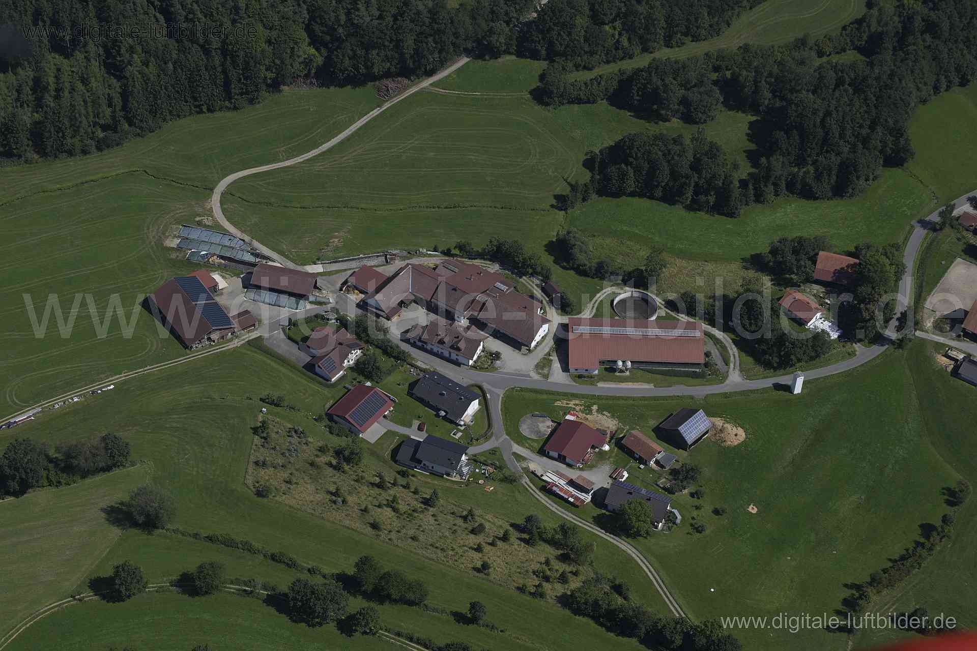 Titel: Roth bei Falkenfels, Bildnummer: n523450, Ort / Stadt: Falkenfels, (Land)Kreis: Landkreis Staubing-Bogen, Regierungsbezirk: Niederbayern, Bundesland: Bayern, Aufnahmedatum: 20.08.2023, Schlagwörter: Deutschland, , Roth bei Falkenfels, Falkenfels, Dorf, Monat: August, Jahreszeit: Sommer, Tageszeit: Vormittag / Mittag, Jahr: 2023, Flug ID: 20230820, Bildstatus: unbearbeitetes Rohbild, Bildabmessung: 8256 x 5504 Pixel, Fotograf & Copyright: Oliver Acker