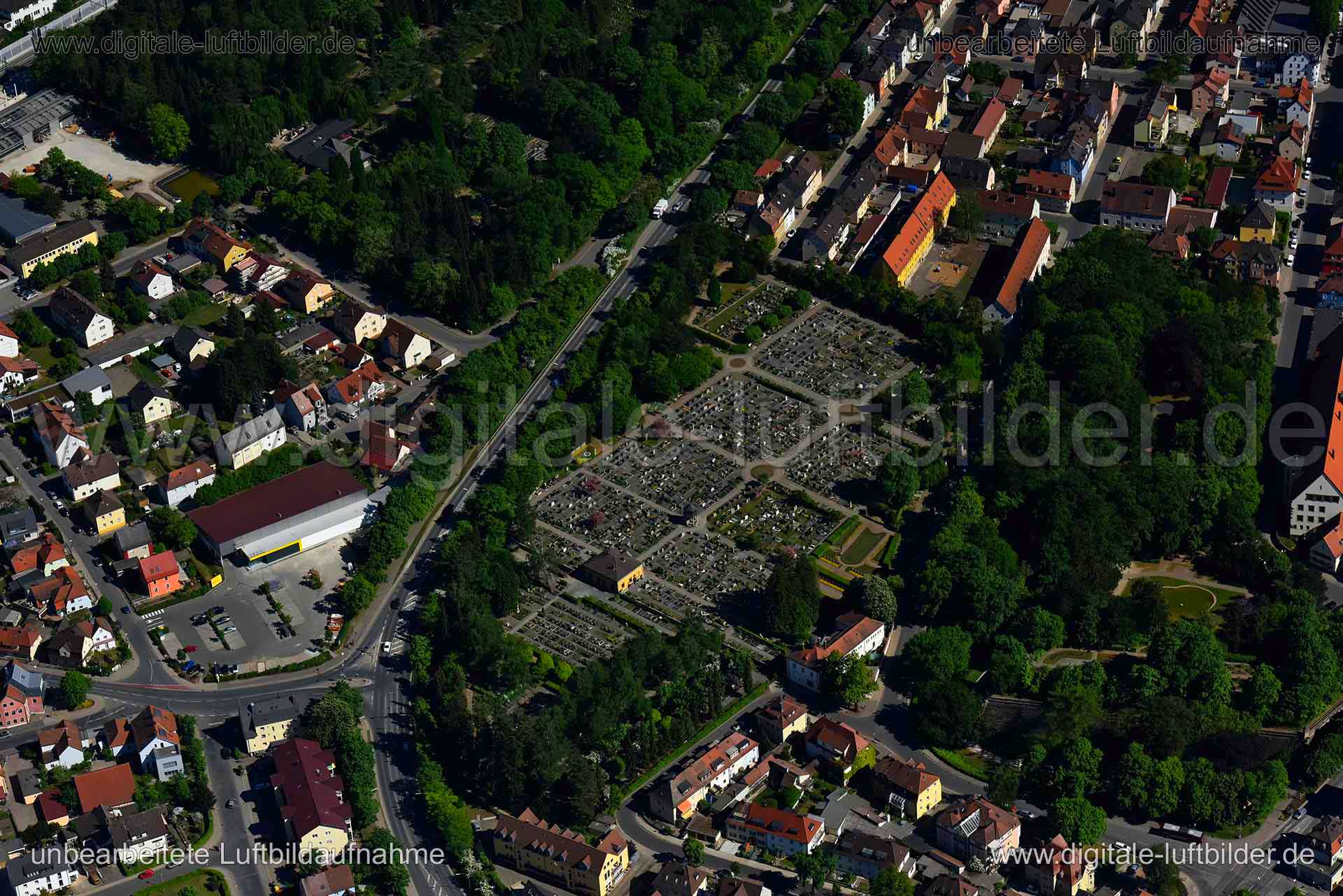 Titel: Forchheim, Bildnummer: n268330, Ort / Stadt: Forchheim, (Land)Kreis: kreisfreie Stadt Forchheim, Regierungsbezirk: Oberfranken, Bundesland: Bayern, Aufnahmedatum: 06.05.2018, Schlagwörter: Luftbild, Luftbilder, Luftbildfotografie, Luftaufnahme, Luftbildaufnahme, Luftfoto, Vogelperspektive, Vogelansicht, Deutschland, Schräg- und Senkrecht-Luftaufnahmen, Orthofotografie, Am Lindenanger, Serlbacher Straße, Dernbachstraße, Andreas-Steinmetz-Straße, Birkenfelderstraße, Egloffsteinstraße, Haidf