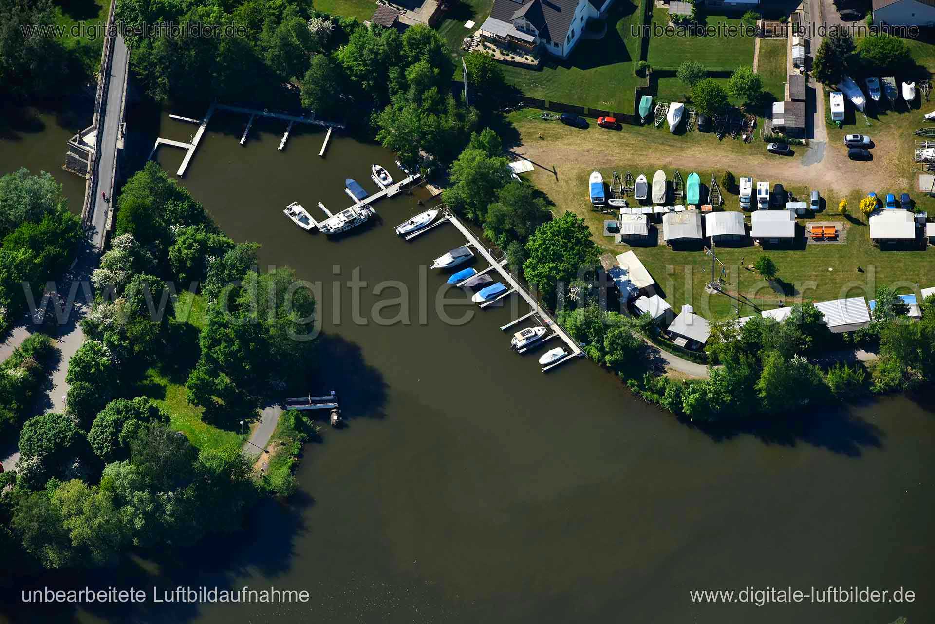 Titel: Yachtclub, Bildnummer: n268360, Ort / Stadt: Forchheim, (Land)Kreis: kreisfreie Stadt Forchheim, Regierungsbezirk: Oberfranken, Bundesland: Bayern, Aufnahmedatum: 06.05.2018, Schlagwörter: Luftbild, Luftbilder, Luftbildfotografie, Luftaufnahme, Luftbildaufnahme, Luftfoto, Vogelperspektive, Vogelansicht, Deutschland, Schräg- und Senkrecht-Luftaufnahmen, Orthofotografie, Yachtclub Forchheim, Regnitzbrücke, Bott, Schiff, Yacht, Hafen, Yachthafen, Föhrenweg, Main-Donau-Kanal, Gewässer, Gewerb