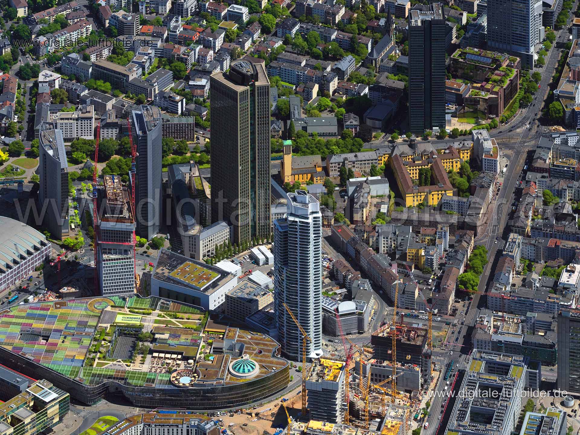 Titel: Grand Tower, Bildnummer: f373840, Ort / Stadt: Frankfurt am Main, (Land)Kreis: kreisfreie Stadt Frankfurt, Regierungsbezirk: Darmstadt, Bundesland: Hessen, Aufnahmedatum: 24.06.2020, Schlagwörter: Luftbild, Luftbilder, Luftbildfotografie, Luftaufnahme, Luftbildaufnahme, Luftfoto, Vogelperspektive, Vogelansicht, Deutschland, Schräg- und Senkrecht-Luftaufnahmen, Orthofotografie, Grand Tower Frankfurt, Skyline Plaza, Pollus, Tower 185, Kastor, Hochhaus, Architektur, Großstadt, Grand Tower, M