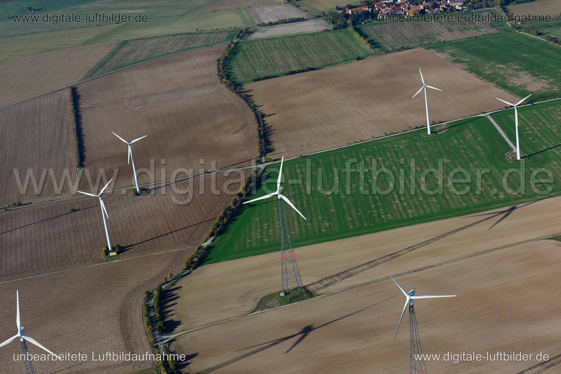 Titel: Windpark bei Frauenprießnitz, Bildnummer: n355470, Ort / Stadt: Frauenprießnitz, (Land)Kreis: Landkreis Saale-Holzland-Kreis, Regierungsbezirk: Thüringen, Bundesland: Thüringen, Aufnahmedatum: 14.10.2019, Schlagwörter: Luftbild, Luftbilder, Luftbildfotografie, Luftaufnahme, Luftbildaufnahme, Luftfoto, Vogelperspektive, Vogelansicht, Deutschland, Schräg- und Senkrecht-Luftaufnahmen, Orthofotografie, Windpark, Windrad, Windräder, Stromgewinnung, Grüner Strom, Windkraft, Windkraftwerk, Energ