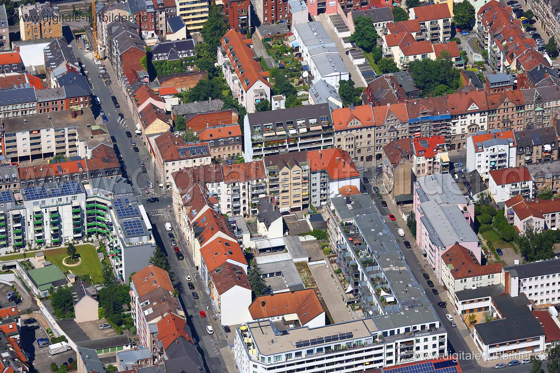 Titel: Amalienstraße, Bildnummer: c223190, Ort / Stadt: Fürth, (Land)Kreis: kreisfreie Stadt Fürth, Regierungsbezirk: Mittelfranken, Bundesland: Bayern, Aufnahmedatum: 23.06.2016, Schlagwörter: Luftbild, Luftbilder, Luftbildfotografie, Luftaufnahme, Luftbildaufnahme, Luftfoto, Vogelperspektive, Vogelansicht, Deutschland, Schräg- und Senkrecht-Luftaufnahmen, Orthofotografie, Amalienstraße, Simonstraße, Benno-Mayer-Straße, Ludwigstraße, Monat: Juni, Jahreszeit: Sommer, Tageszeit: Mittag / Nachmitt