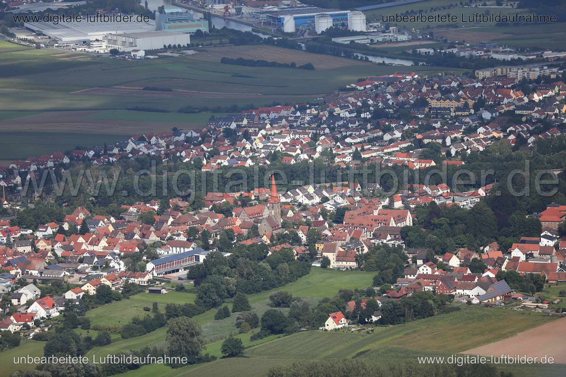 Titel: Burgfarrnbach, Bildnummer: c246560, Ort / Stadt: Fürth, (Land)Kreis: kreisfreie Stadt Fürth, Regierungsbezirk: Mittelfranken, Bundesland: Bayern, Aufnahmedatum: 15.08.2017, Schlagwörter: Luftbild, Luftbilder, Luftbildfotografie, Luftaufnahme, Luftbildaufnahme, Luftfoto, Vogelperspektive, Vogelansicht, Deutschland, Schräg- und Senkrecht-Luftaufnahmen, Orthofotografie, Burgfarrnbach, Monat: August, Jahreszeit: Sommer, Tageszeit: Mittag / Nachmittag, Jahr: 2017, Flug ID: 20170815, Bildstatus