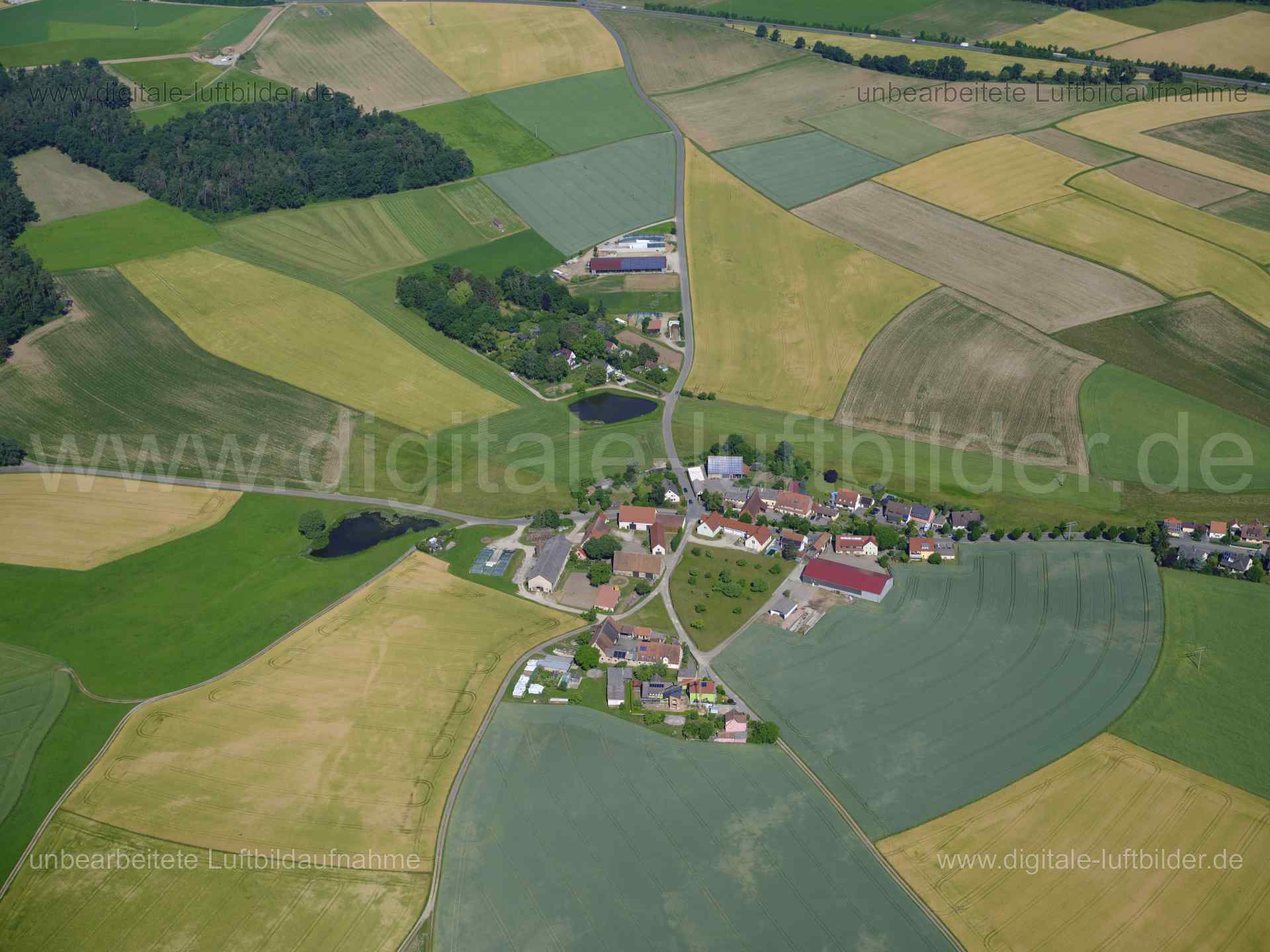Titel: Eckershof, Bildnummer: f480400, Ort / Stadt: Fürth, (Land)Kreis: Landkreis Fürth, Regierungsbezirk: Mittelfranken, Bundesland: Bayern, Aufnahmedatum: 14.06.2022, Schlagwörter: Luftbild, Luftbilder, Luftbildfotografie, Luftaufnahme, Luftbildaufnahme, Luftfoto, Luftbildarchiv, Luftbildsuche, Vogelperspektive, Vogelansicht, Deutschland, , Eckershof, Dorf, Acker, Äcker, Landwirtschaft, Monat: Juni, Jahreszeit: Sommer, Tageszeit: Vormittag / Mittag, Jahr: 2022, Flug ID: 20220614, Bildstatus: u