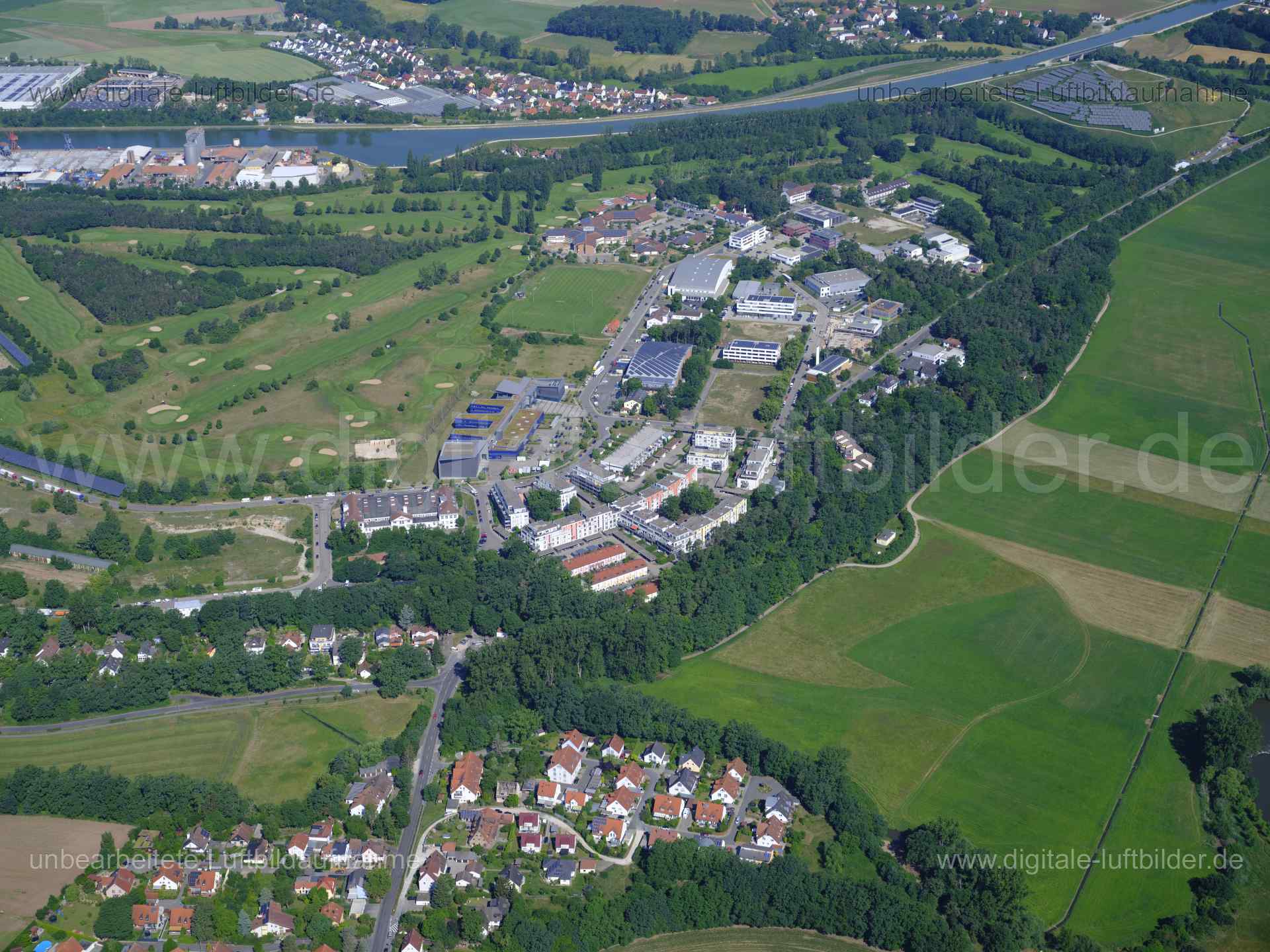 Titel: Flugplatzstraße, Bildnummer: f480240, Ort / Stadt: Fürth, (Land)Kreis: kreisfreie Stadt Fürth, Regierungsbezirk: Mittelfranken, Bundesland: Bayern, Aufnahmedatum: 14.06.2022, Schlagwörter: Luftbild, Luftbilder, Luftbildfotografie, Luftaufnahme, Luftbildaufnahme, Luftfoto, Luftbildarchiv, Luftbildsuche, Vogelperspektive, Vogelansicht, Deutschland, , Atzenhof, Golfpark, Golfplatz, Flugplatzstraße, Vacher Straße, Mühltalstraße, Monat: Juni, Jahreszeit: Sommer, Tageszeit: Vormittag / Mittag,