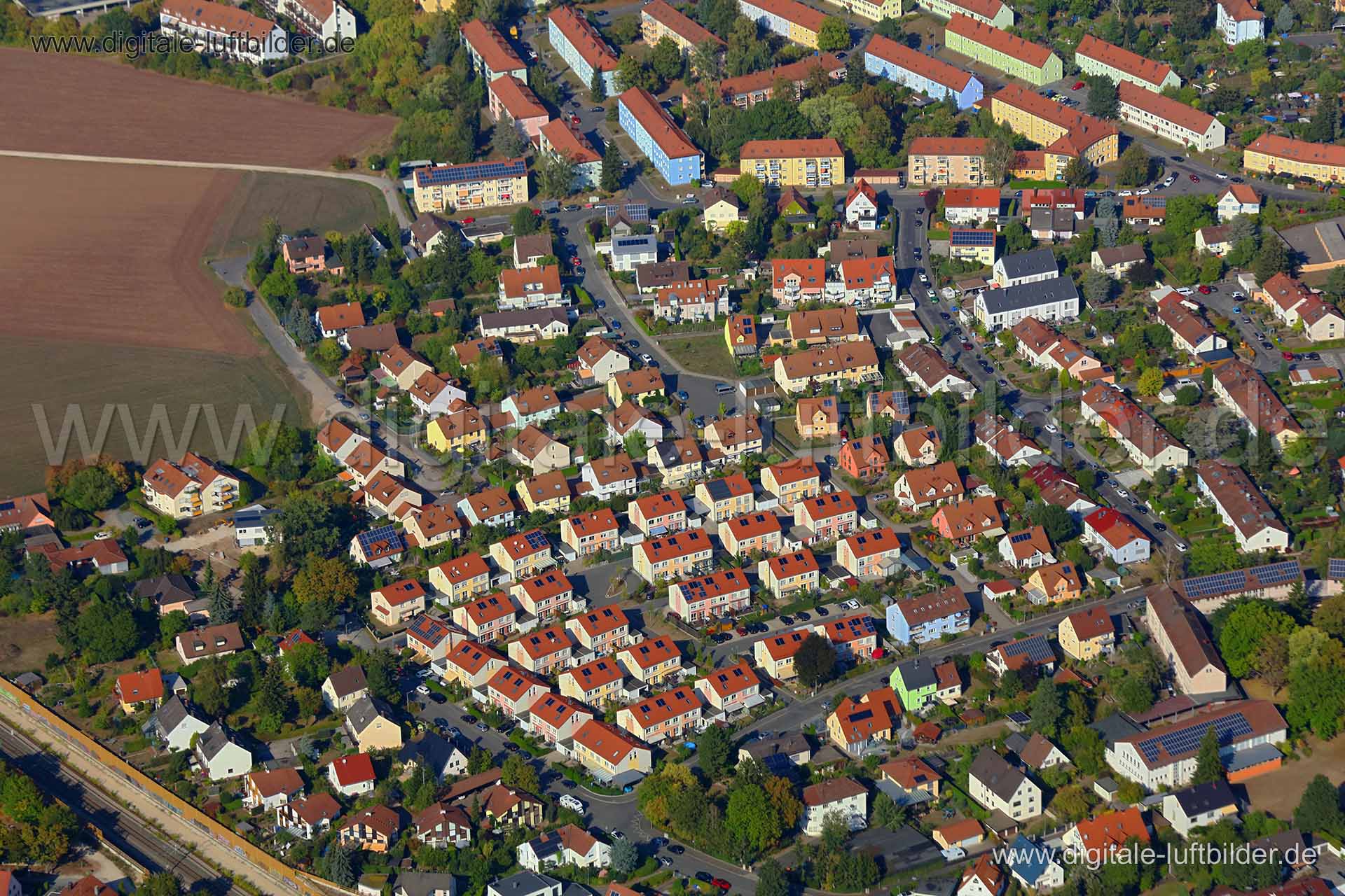 Titel: Fürth, Bildnummer: c284370, Ort / Stadt: Fürth, (Land)Kreis: kreisfreie Stadt Fürth, Regierungsbezirk: Mittelfranken, Bundesland: Bayern, Aufnahmedatum: 19.09.2018, Schlagwörter: Luftbild, Luftbilder, Luftbildfotografie, Luftaufnahme, Luftbildaufnahme, Luftfoto, Vogelperspektive, Vogelansicht, Deutschland, Schräg- und Senkrecht-Luftaufnahmen, Orthofotografie, Wilhelmstraße, Auf der Schwand, Tafelackerstraße, Röntgenstraße, Virchowstraße, Semmelweisstraße, Fürth, Monat: September, Jahresze