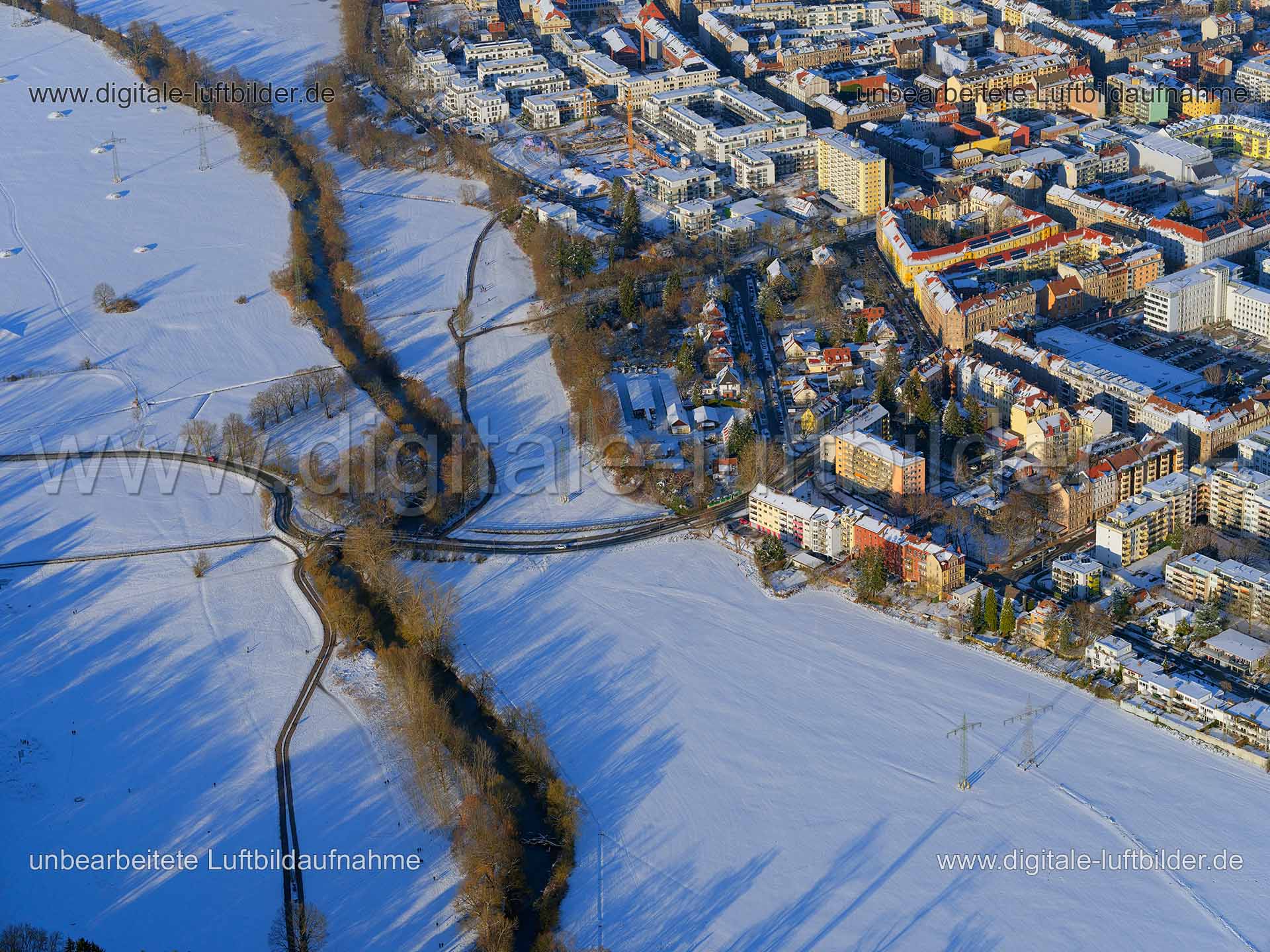 Titel: Fürth, Bildnummer: f392450, Ort / Stadt: Fürth, (Land)Kreis: kreisfreie Stadt Fürth, Regierungsbezirk: Mittelfranken, Bundesland: Bayern, Aufnahmedatum: 13.02.2021, Schlagwörter: Luftbild, Luftbilder, Luftbildfotografie, Luftaufnahme, Luftbildaufnahme, Luftfoto, Vogelperspektive, Vogelansicht, Schräg- und Senkrecht-Luftaufnahmen, Orthofotografie, Deutschland, Schnee, Eis, 90763, Fürth, Austraße, Flößaustraße, Kaiserstraße, Schwabacher Straße, Dambacher Straße, Trinkwasserschutzgebiet, Pla