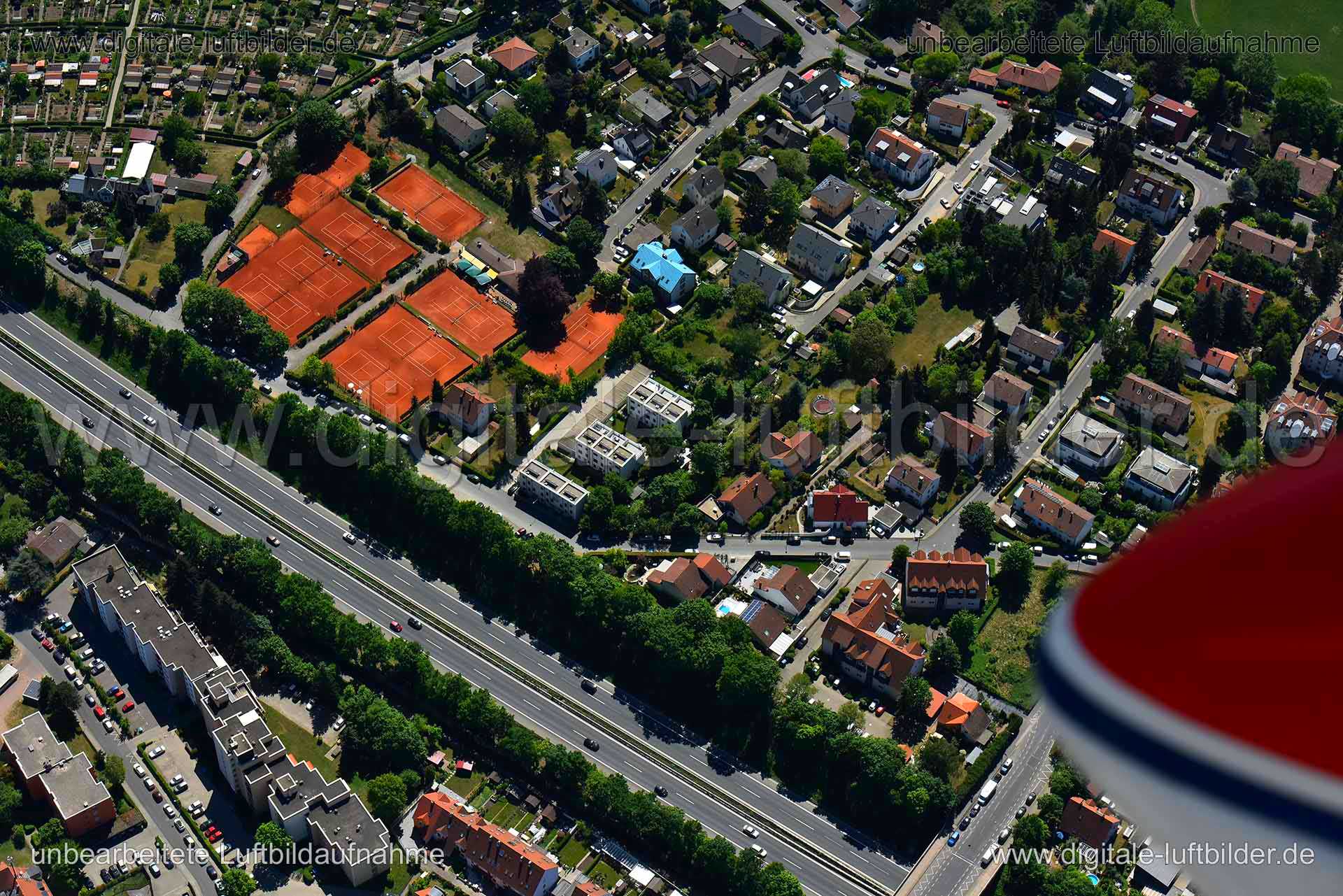 Titel: Fürth, Bildnummer: n264390, Ort / Stadt: Fürth, (Land)Kreis: kreisfreie Stadt Fürth, Regierungsbezirk: Mittelfranken, Bundesland: Bayern, Aufnahmedatum: 06.05.2018, Schlagwörter: Luftbild, Luftbilder, Luftbildfotografie, Luftaufnahme, Luftbildaufnahme, Luftfoto, Vogelperspektive, Vogelansicht, Deutschland, Schräg- und Senkrecht-Luftaufnahmen, Orthofotografie, 90765, Espanstraße, Kutzerstraße, Dammstraße, Tennisfreunde Grün Weiß Fürth, Sportplatz, Fürth, Monat: Mai, Jahreszeit: Sommer, Tag