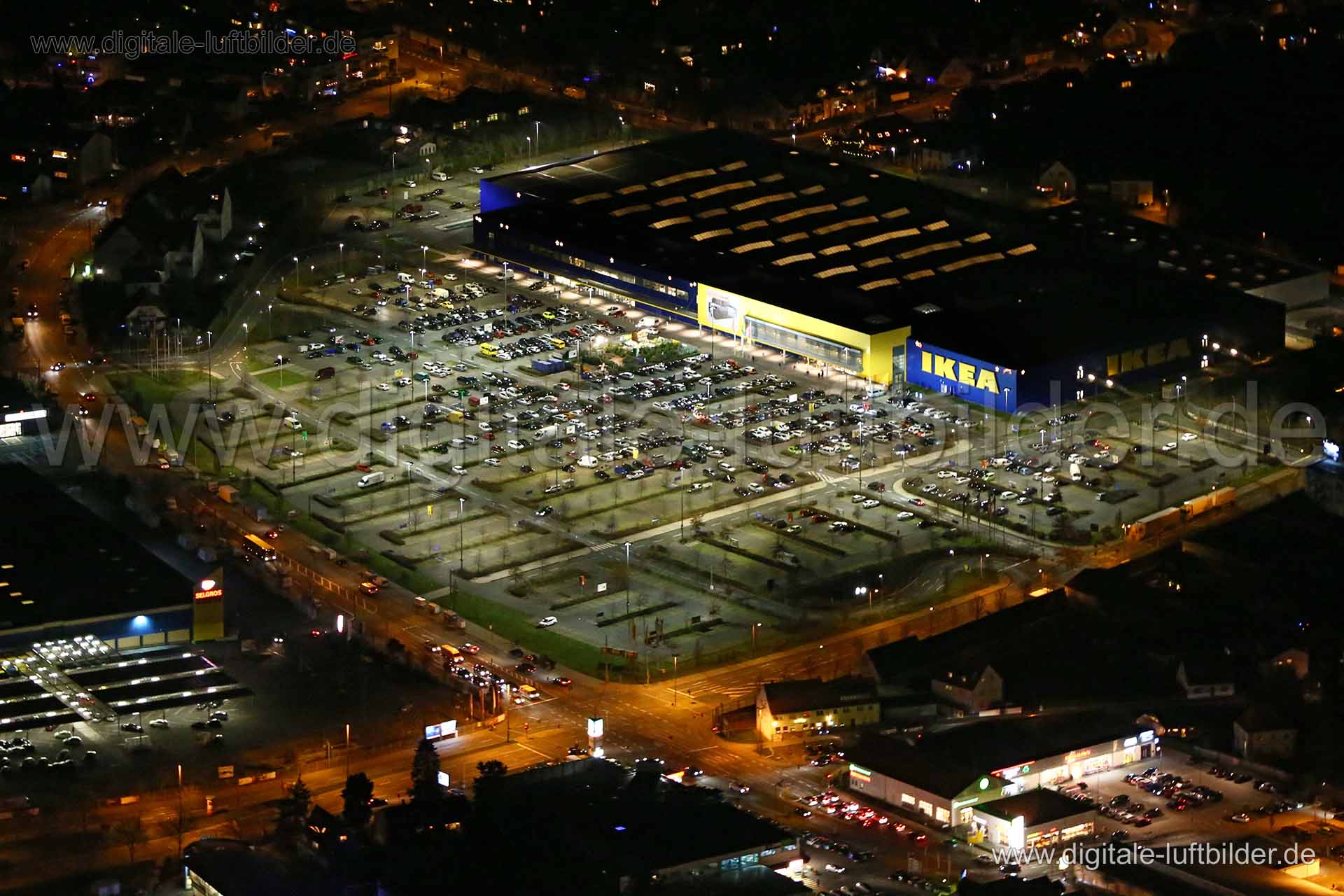 Titel: Ikea, Bildnummer: bb80840, Ort / Stadt: Fürth, (Land)Kreis: kreisfreie Stadt Fürth, Regierungsbezirk: Mittelfranken, Bundesland: Bayern, Aufnahmedatum: 22.12.2015, Schlagwörter: Luftbild, Luftbilder, Luftbildfotografie, Luftaufnahme, Luftbildaufnahme, Luftfoto, Vogelperspektive, Vogelansicht, Deutschland, Schräg- und Senkrecht-Luftaufnahmen, Orthofotografie, Ikea Möbelhaus, Parkplatz, Parkplätze, Wilhelm-Hoegner-Straße, Hans-Vogel-Straße, Ikea, Monat: Dezember, Jahreszeit: Winter, Tagesze
