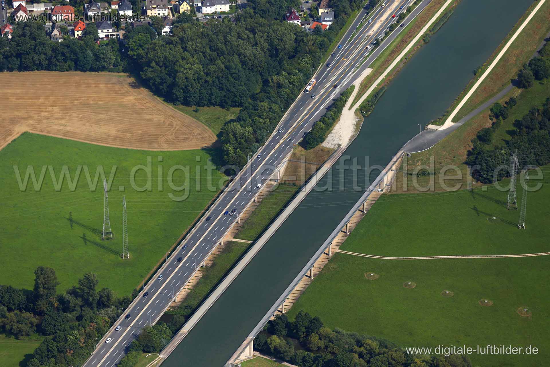 Titel: Kanalbrücke bei Fürth, Bildnummer: c245490, Ort / Stadt: Fürth, (Land)Kreis: kreisfreie Stadt Fürth, Regierungsbezirk: Mittelfranken, Bundesland: Bayern, Aufnahmedatum: 15.08.2017, Schlagwörter: Luftbild, Luftbilder, Luftbildfotografie, Luftaufnahme, Luftbildaufnahme, Luftfoto, Vogelperspektive, Vogelansicht, Deutschland, Schräg- und Senkrecht-Luftaufnahmen, Orthofotografie, Rednitztal-Brücke, Kanalbrücke, Main-Donau-Kanal, Kellerweg, B8, Südwesttangente, Gewässer, Brücke, Kanalbrücke bei
