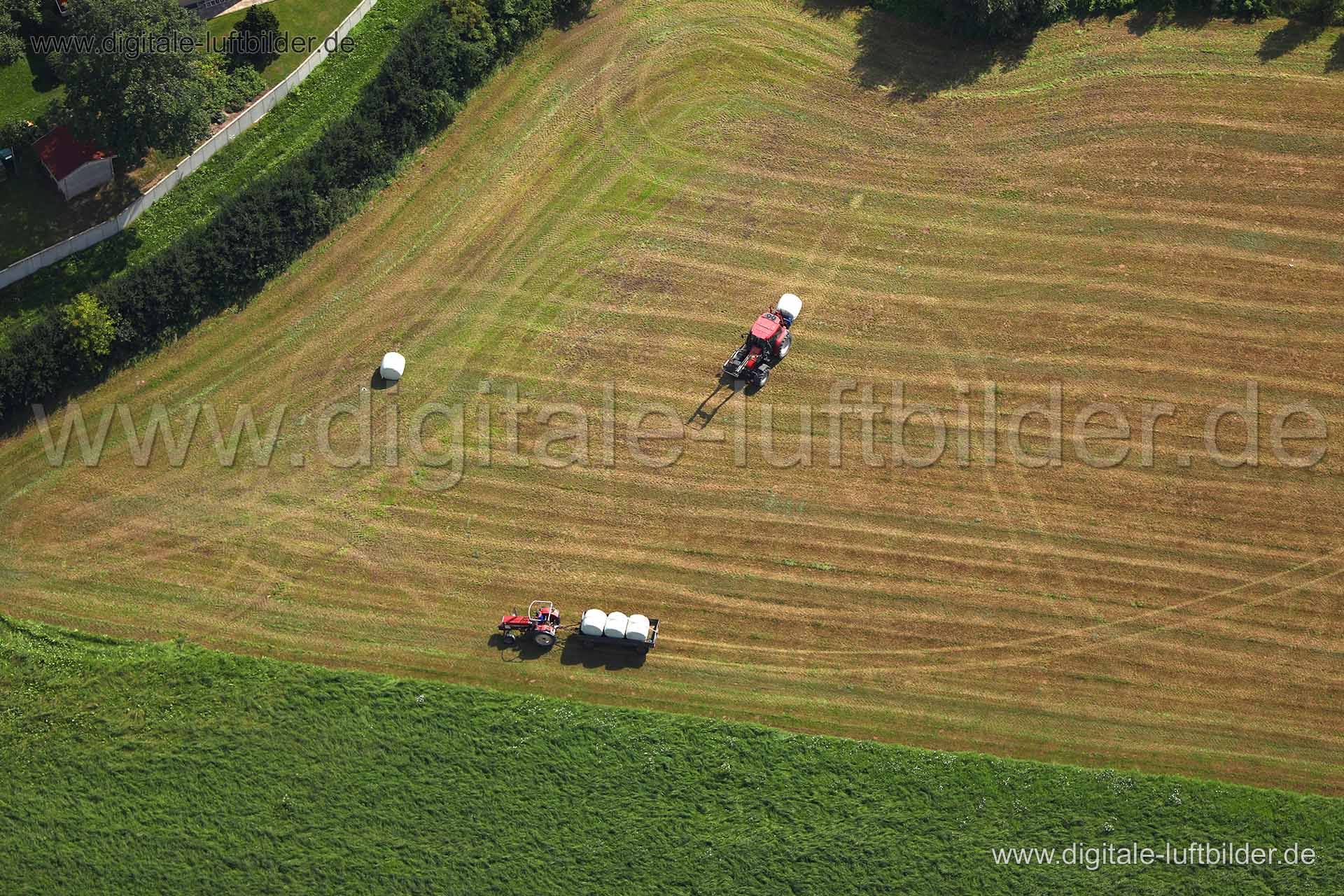 Titel: Landwirtschaft, Bildnummer: c246160, Ort / Stadt: Fürth, (Land)Kreis: kreisfreie Stadt Fürth, Regierungsbezirk: Mittelfranken, Bundesland: Bayern, Aufnahmedatum: 15.08.2017, Schlagwörter: Luftbild, Luftbilder, Luftbildfotografie, Luftaufnahme, Luftbildaufnahme, Luftfoto, Vogelperspektive, Vogelansicht, Deutschland, Schräg- und Senkrecht-Luftaufnahmen, Orthofotografie, Landwirtschaft, Acker, Äcker, Ackerfläche, Ackerflächen, Traktor, Bewirtschaftung, Landwirtschaftsmaschinen, Monat: August
