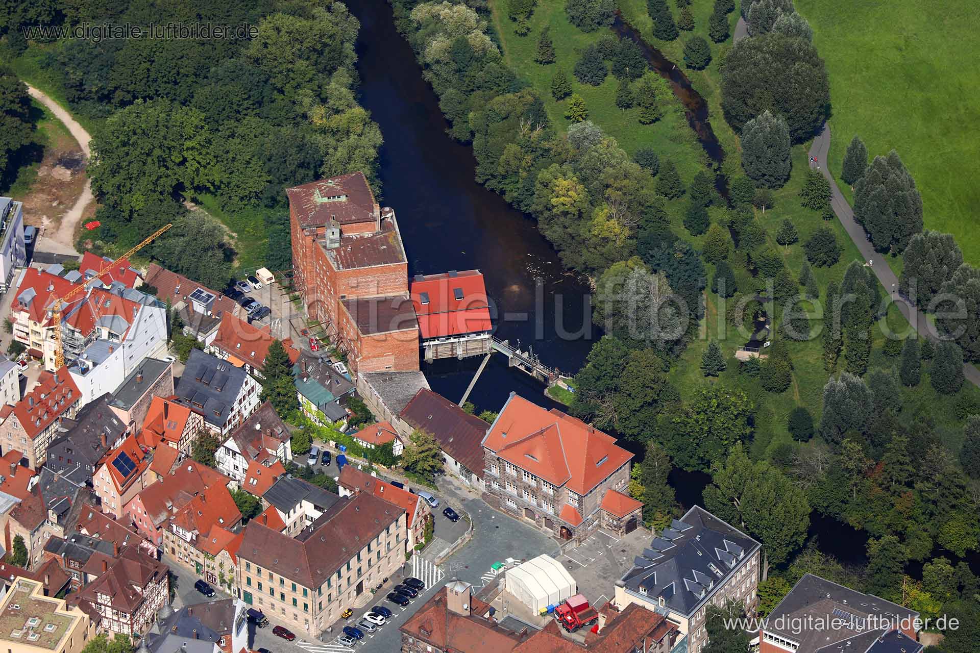 Titel: Mühle, Bildnummer: c245790, Ort / Stadt: Fürth, (Land)Kreis: kreisfreie Stadt Fürth, Regierungsbezirk: Mittelfranken, Bundesland: Bayern, Aufnahmedatum: 15.08.2017, Schlagwörter: Luftbild, Luftbilder, Luftbildfotografie, Luftaufnahme, Luftbildaufnahme, Luftfoto, Vogelperspektive, Vogelansicht, Deutschland, Schräg- und Senkrecht-Luftaufnahmen, Orthofotografie, Wolfsgrubermühle, Pegnitz, Mühlstraße, Helmplatz, Königsplatz, Gewässer, Mühle, Monat: August, Jahreszeit: Sommer, Tageszeit: Mitta