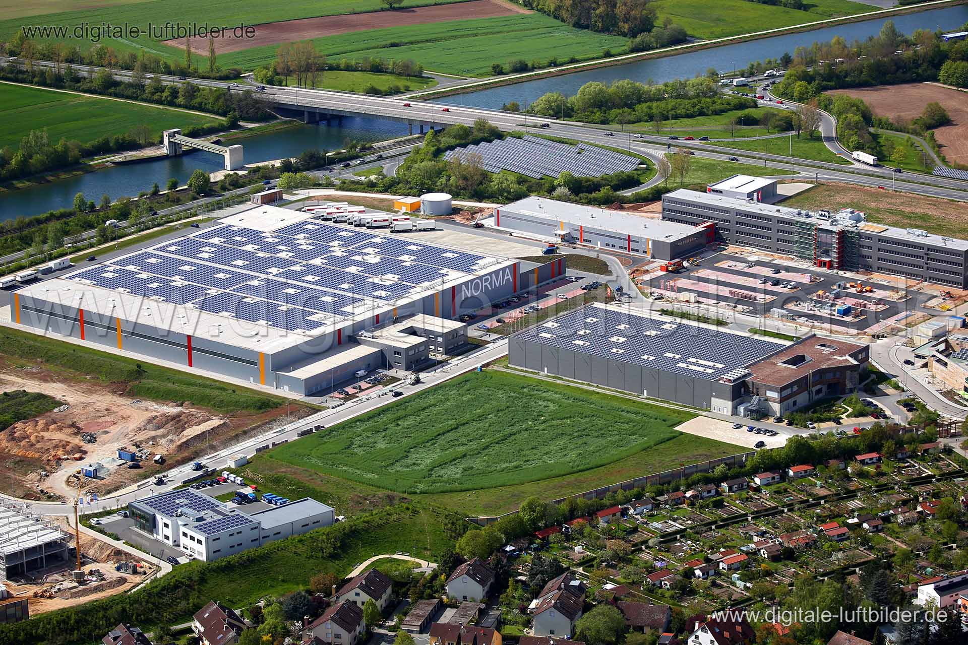 Titel: Norma, Bildnummer: c215710, Ort / Stadt: Fürth, (Land)Kreis: kreisfreie Stadt Fürth, Regierungsbezirk: Mittelfranken, Bundesland: Bayern, Aufnahmedatum: 04.05.2016, Schlagwörter: Luftbild, Luftbilder, Luftbildfotografie, Luftaufnahme, Luftbildaufnahme, Luftfoto, Vogelperspektive, Vogelansicht, Deutschland, Schräg- und Senkrecht-Luftaufnahmen, Orthofotografie, Norma Lager, Manfred-Roth-Straße, Am Grünen Weg, Neubau, Lagerhalle, Gewerbegebiet, Würzburger Straße, Main-Donau-Kanal, Daimlerstr