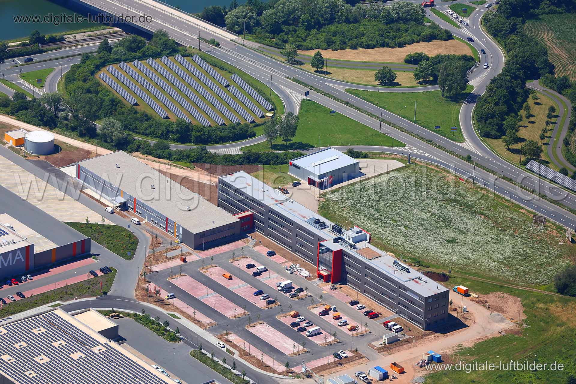 Titel: Norma, Bildnummer: c220850, Ort / Stadt: Fürth, (Land)Kreis: kreisfreie Stadt Fürth, Regierungsbezirk: Mittelfranken, Bundesland: Bayern, Aufnahmedatum: 23.06.2016, Schlagwörter: Luftbild, Luftbilder, Luftbildfotografie, Luftaufnahme, Luftbildaufnahme, Luftfoto, Vogelperspektive, Vogelansicht, Deutschland, Schräg- und Senkrecht-Luftaufnahmen, Orthofotografie, Norma, Würzburger Straße, Am Kieselbühl, Neubau, Solar, Photovoltaik, Solardach, Am Grünen Weg, Manfred-Roth-Straße, Gewerbeflächen