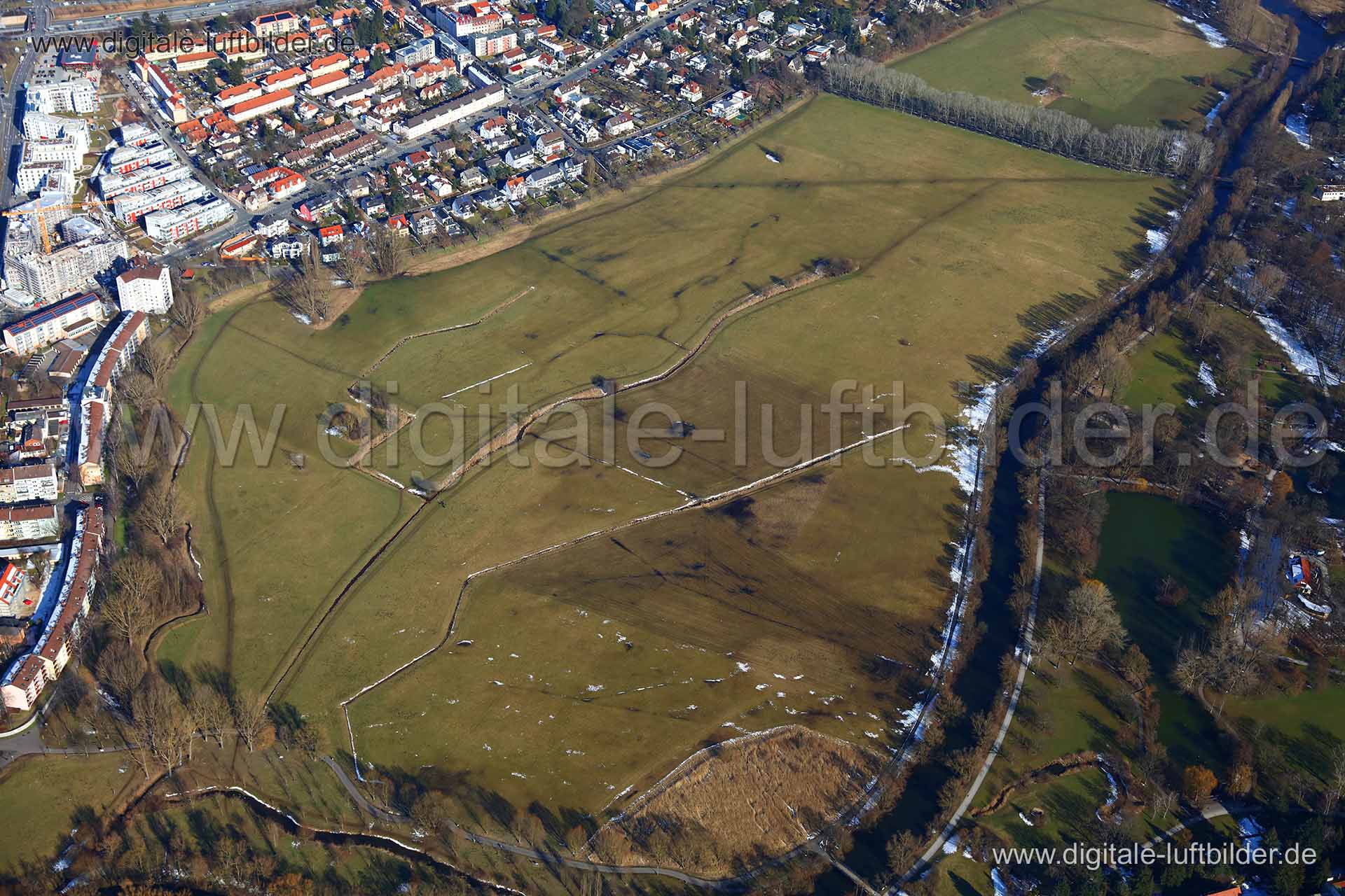 Titel: Pegnitz, Bildnummer: c254650, Ort / Stadt: Fürth, (Land)Kreis: kreisfreie Stadt Fürth, Regierungsbezirk: Mittelfranken, Bundesland: Bayern, Aufnahmedatum: 21.03.2018, Schlagwörter: Luftbild, Luftbilder, Luftbildfotografie, Luftaufnahme, Luftbildaufnahme, Luftfoto, Vogelperspektive, Vogelansicht, Deutschland, Schräg- und Senkrecht-Luftaufnahmen, Orthofotografie, Pegnitz, Wiesengrund, Pegnitzgrund, Karlsberggraben, Stadtpark Fürth, Espanstraße, Kutzerstraße, Talblick, Wiesenstraße, Am Kavie