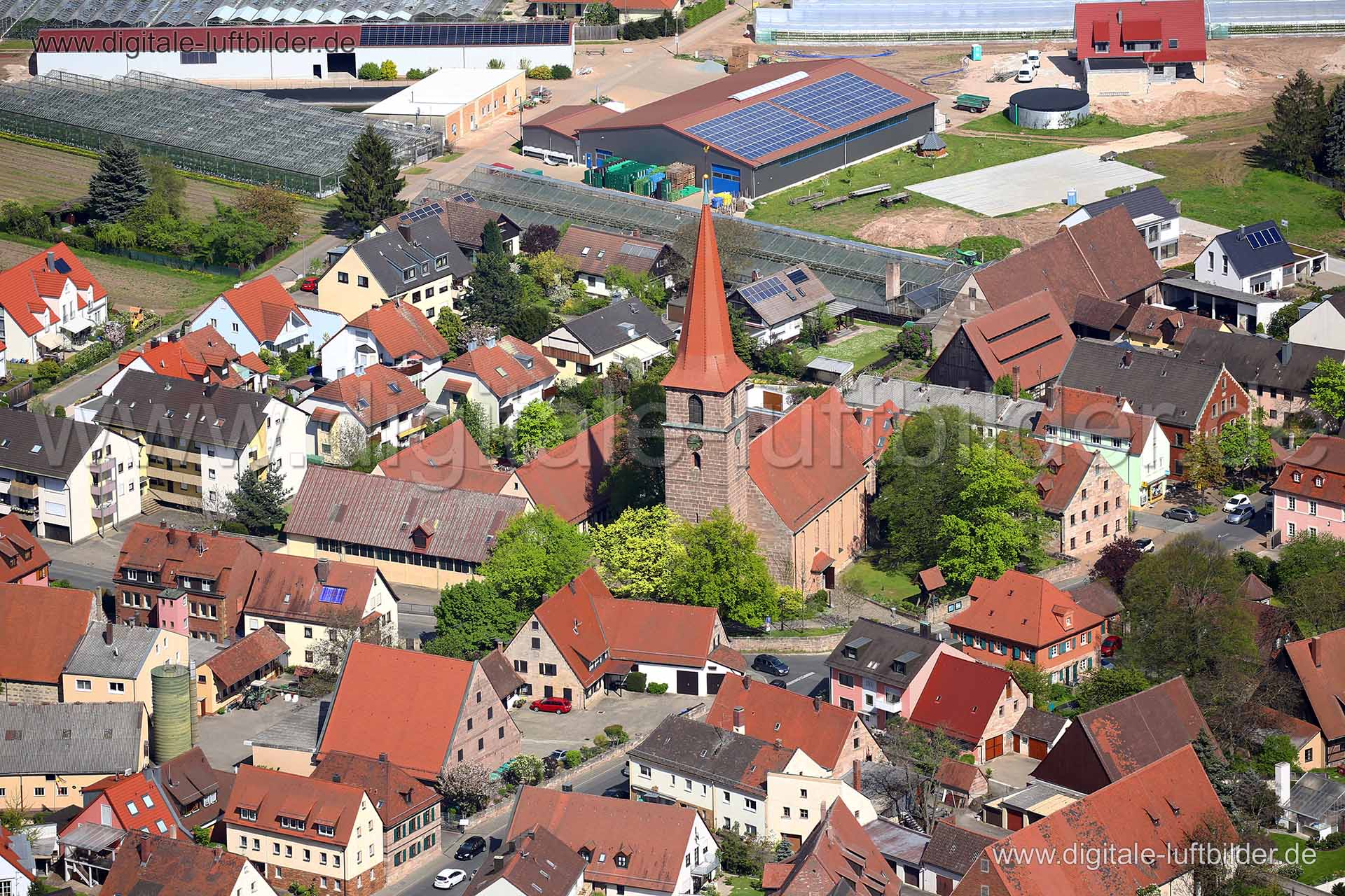 Titel: Poppenreuth, Bildnummer: c215890, Ort / Stadt: Fürth, (Land)Kreis: kreisfreie Stadt Fürth, Regierungsbezirk: Mittelfranken, Bundesland: Bayern, Aufnahmedatum: 04.05.2016, Schlagwörter: Luftbild, Luftbilder, Luftbildfotografie, Luftaufnahme, Luftbildaufnahme, Luftfoto, Vogelperspektive, Vogelansicht, Deutschland, Schräg- und Senkrecht-Luftaufnahmen, Orthofotografie, Poppenreuth, Schneegasse, Poppenreuther Straße, Kirche, Schnepfenreuther Straße, Monat: Mai, Jahreszeit: Sommer, Tageszeit: M