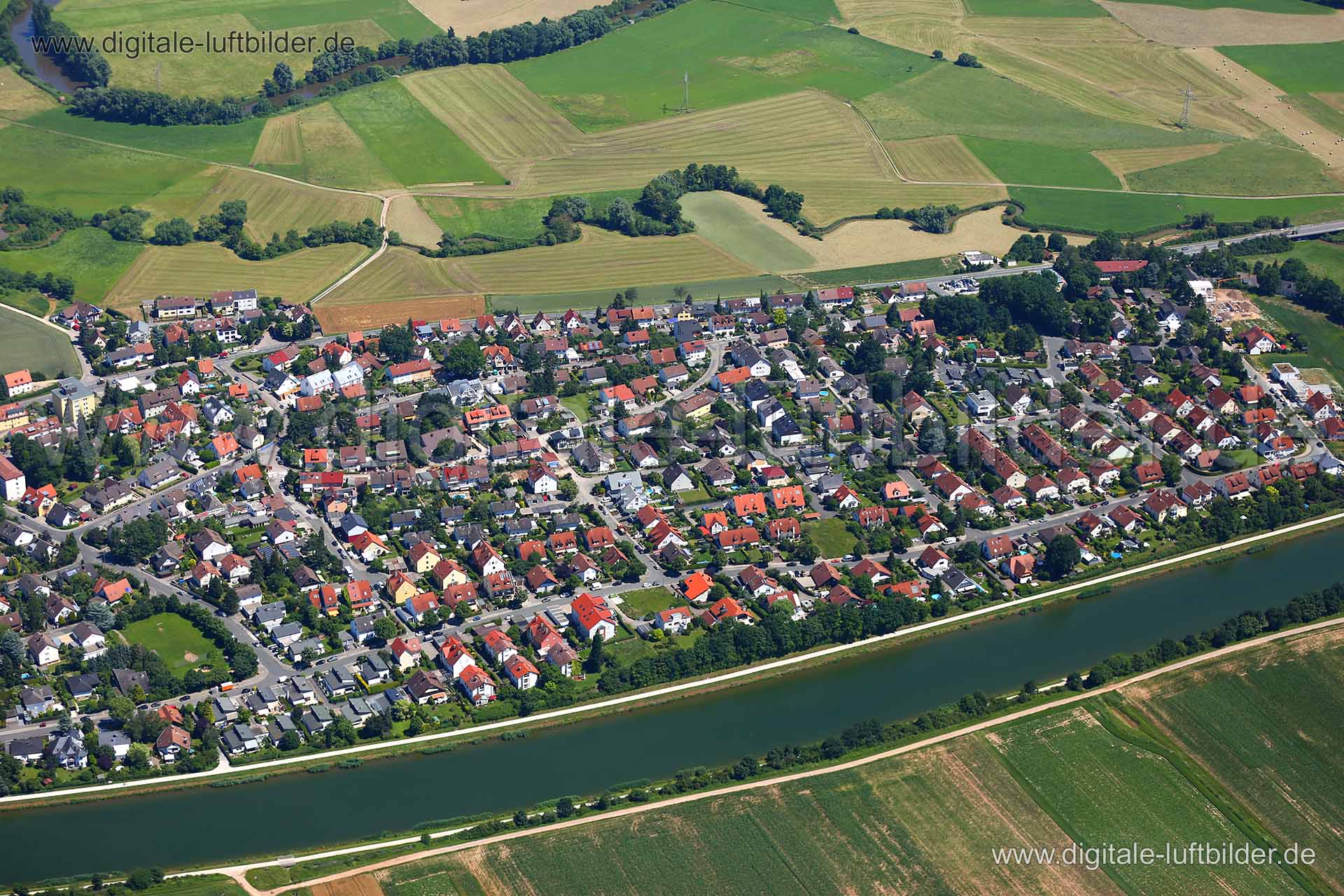 Titel: Vach, Bildnummer: c221870, Ort / Stadt: Fürth, (Land)Kreis: kreisfreie Stadt Fürth, Regierungsbezirk: Mittelfranken, Bundesland: Bayern, Aufnahmedatum: 23.06.2016, Schlagwörter: Luftbild, Luftbilder, Luftbildfotografie, Luftaufnahme, Luftbildaufnahme, Luftfoto, Vogelperspektive, Vogelansicht, Deutschland, Schräg- und Senkrecht-Luftaufnahmen, Orthofotografie, Vach, Vacher Straße, Zenn, Main-Donau-Kanal, Gewässer, Monat: Juni, Jahreszeit: Sommer, Tageszeit: Mittag / Nachmittag, Jahr: 2016,